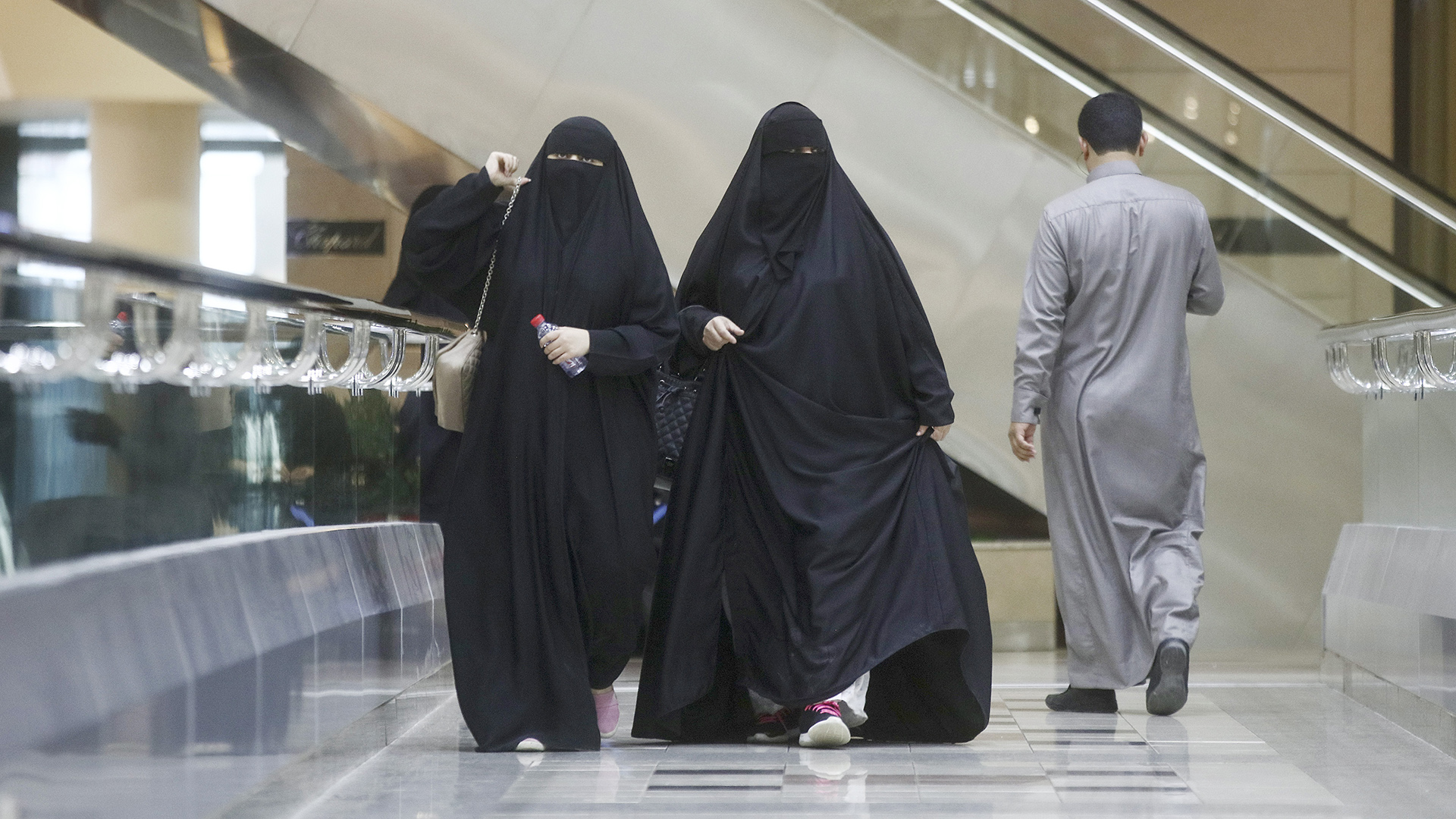 Frauen in traditioneller saudi-arabischer Kleidung gehen durch ein Einkaufszentrum in Riad.