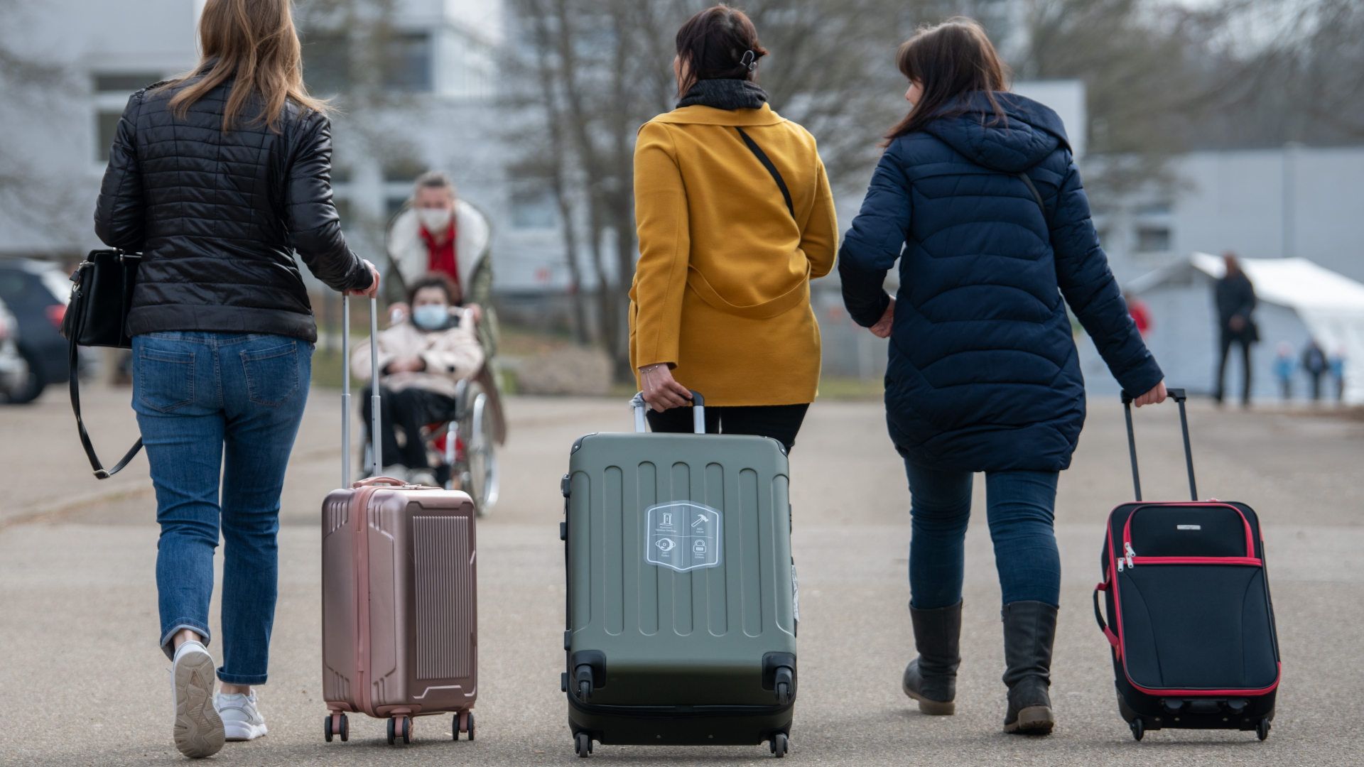 Mehrere Frauen aus der Ukraine mit Rollkoffern