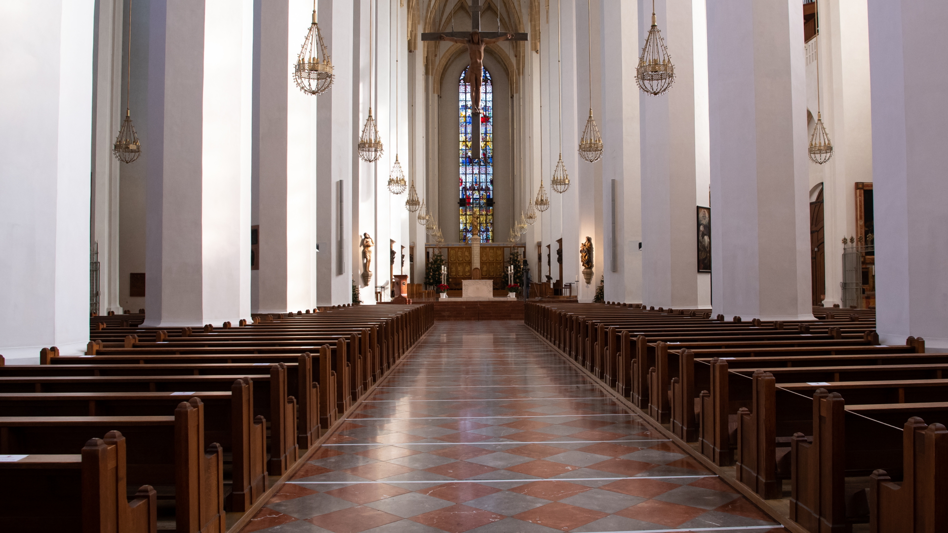 Leere Bänke sind in der Münchner Frauenkirche. | dpa