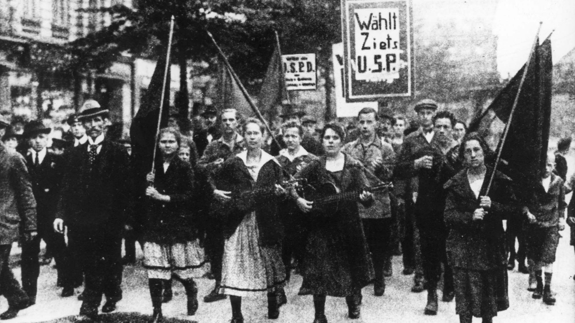 Demonstrationszug mit Frauen an der Spitze 1919 | Bildquelle: dpa