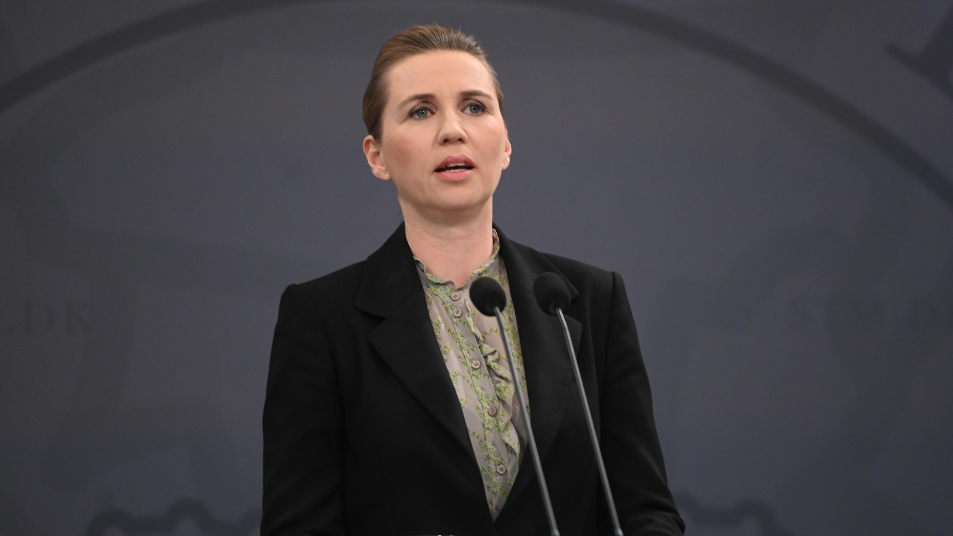 Die dänische Ministerpräsidentin Mette Frederiksen spricht auf einer Pressekonferenz. | AFP