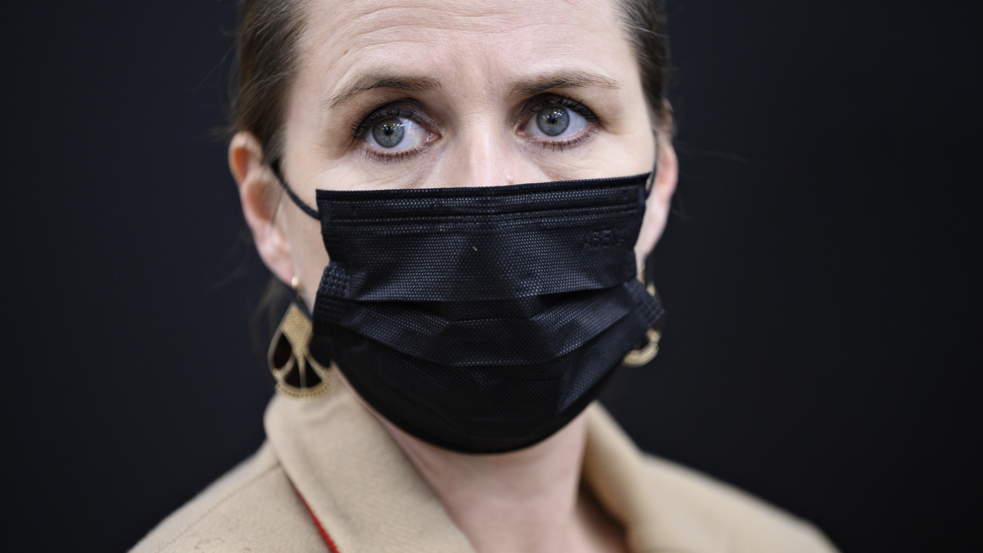 Die dänische Regierungschefin Mette Frederiksen mit Schutzmaske | EPA