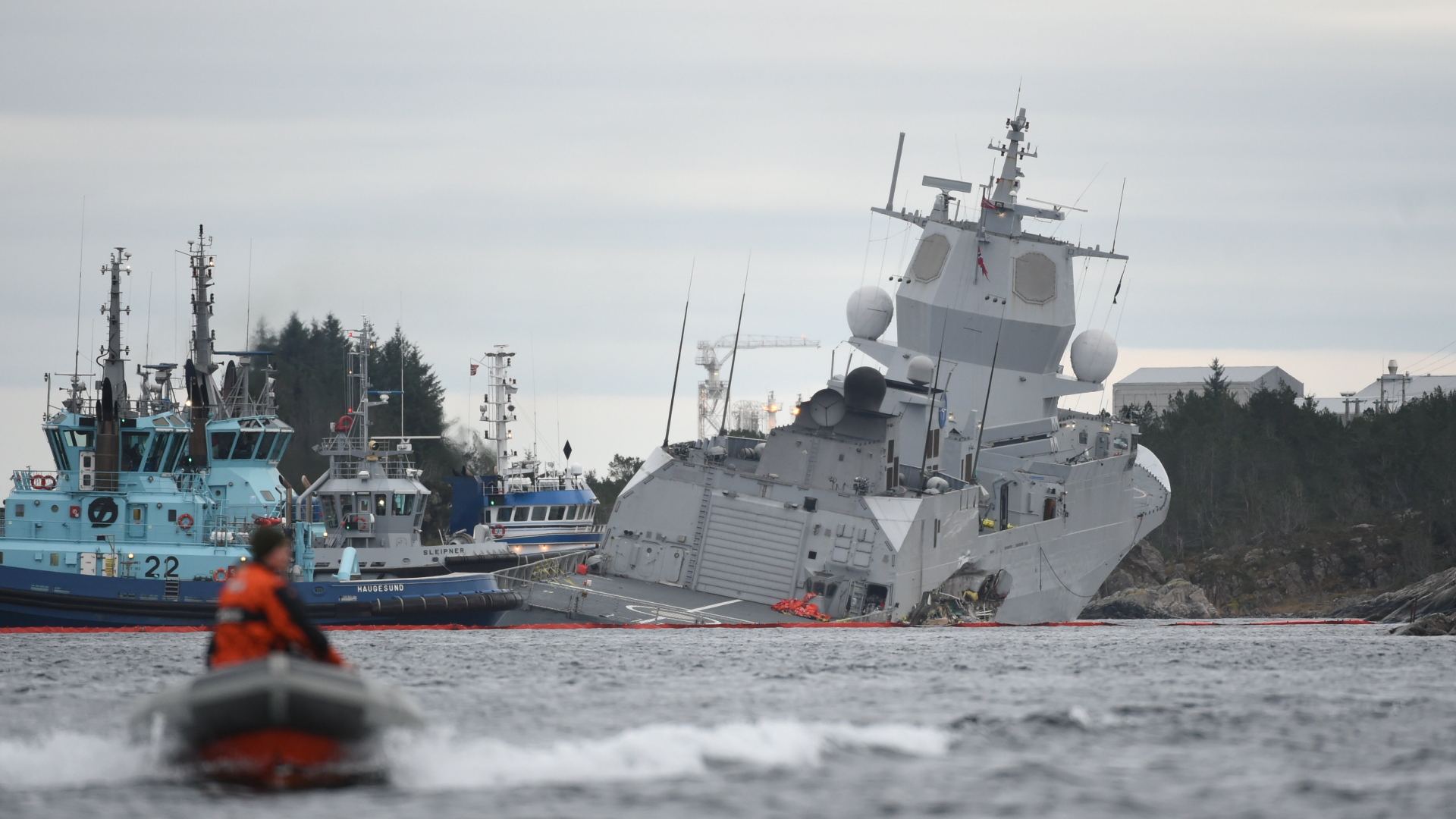 Wasser strömt ins Innere der norwegischen Fregatte, die mit einem Tanker kollidiert war. | Bildquelle: MARIT HOMMEDAL/EPA-EFE/REX/Shutt