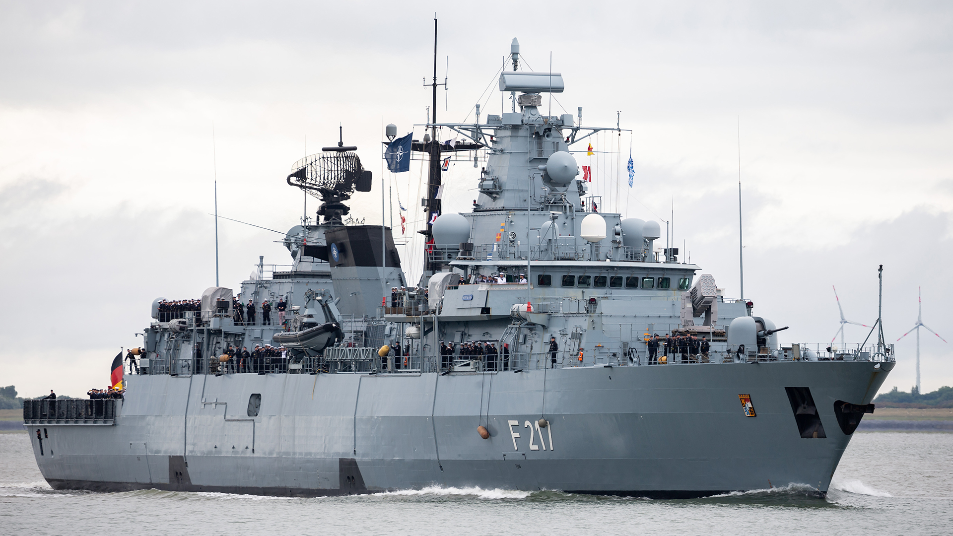 Die Fregatte "Bayern" fährt in Wilhelmshaven ein. | picture alliance/dpa