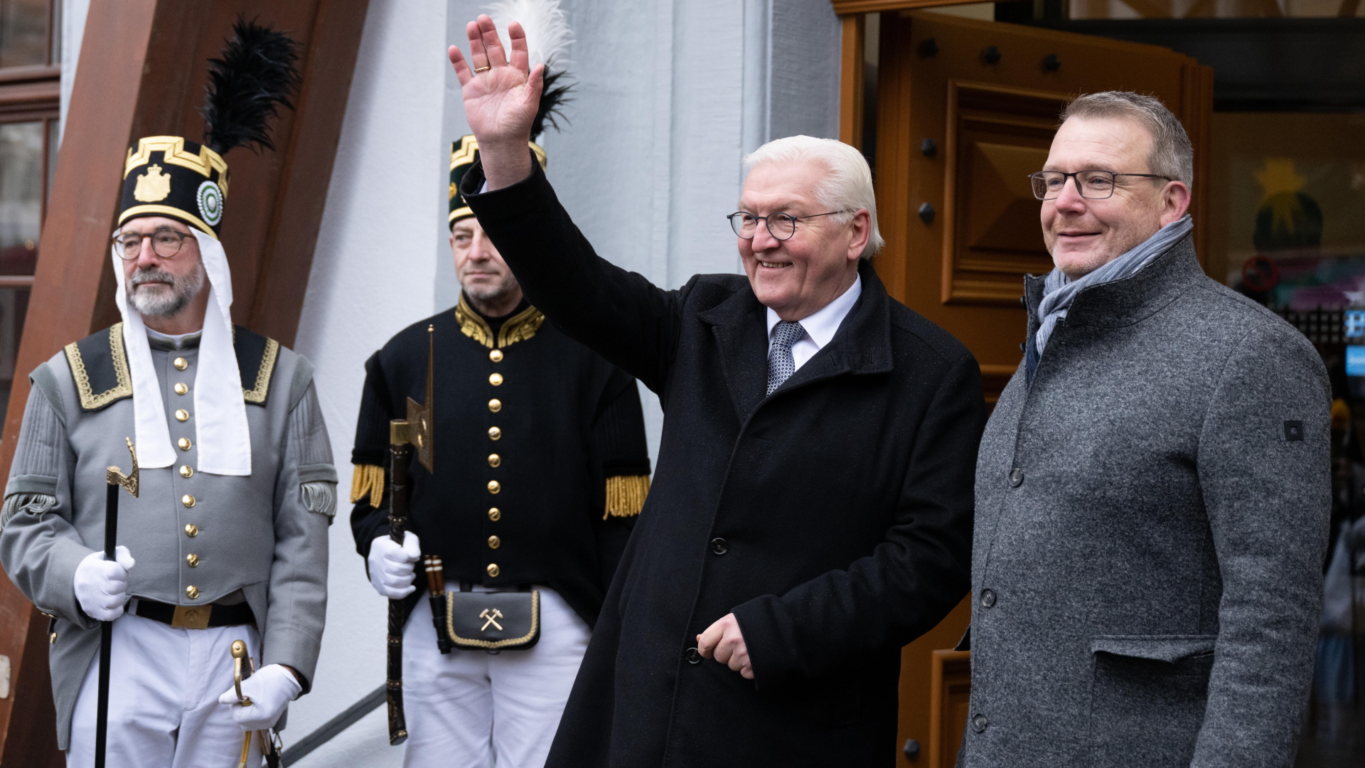 Bundespräsident Frank-Walter Steinmeier steht vor dem Freiberger Rathaus neben Oberbürgermeister Sven Krüger | dpa