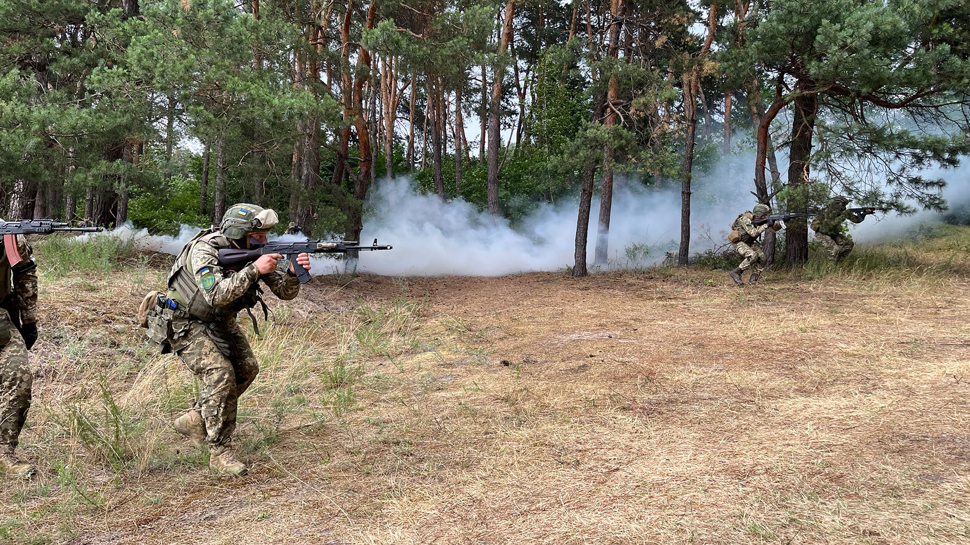 Freiwillige trainieren für ihren Einsatz in der ukrainischen Armee. | Marc Dugge, HR