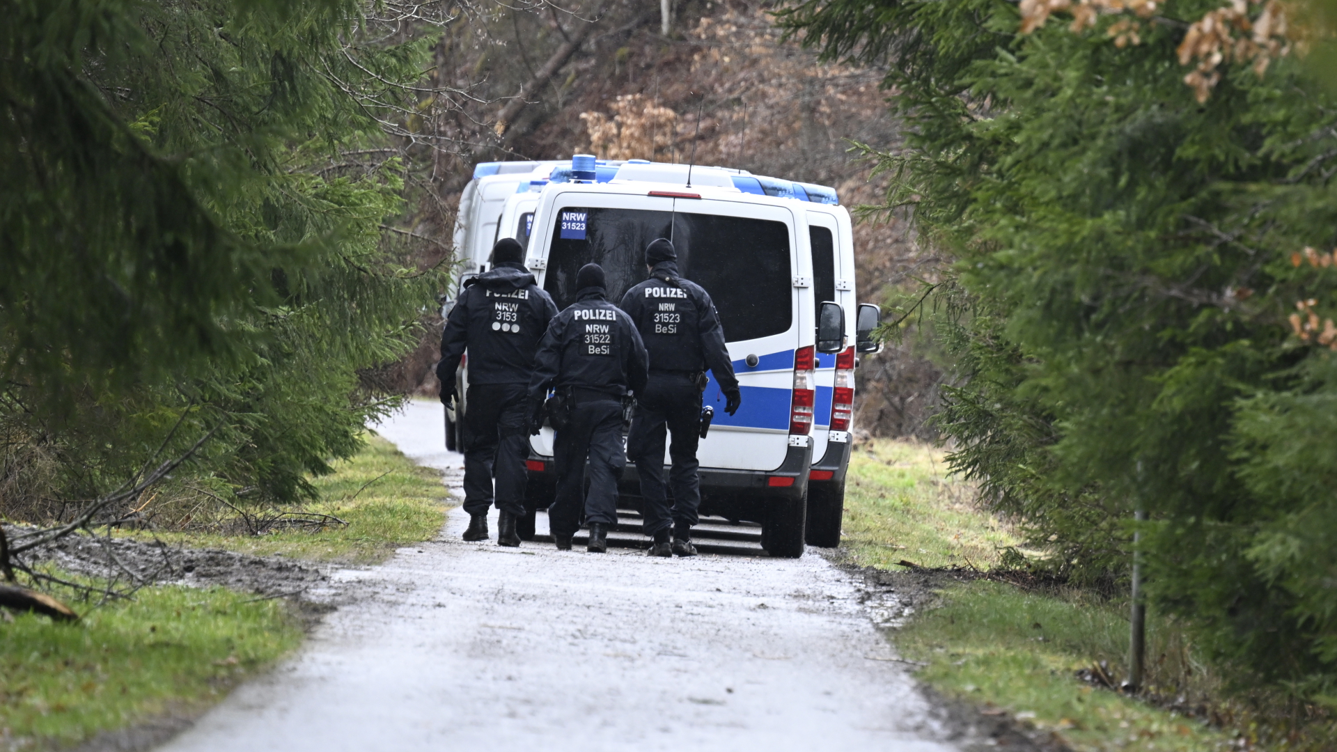 Polizisten suchen in Freudenberg in der Nähe des Fundorts des ermordeten Mädchens Luise nach weiteren Hinweisen. | dpa