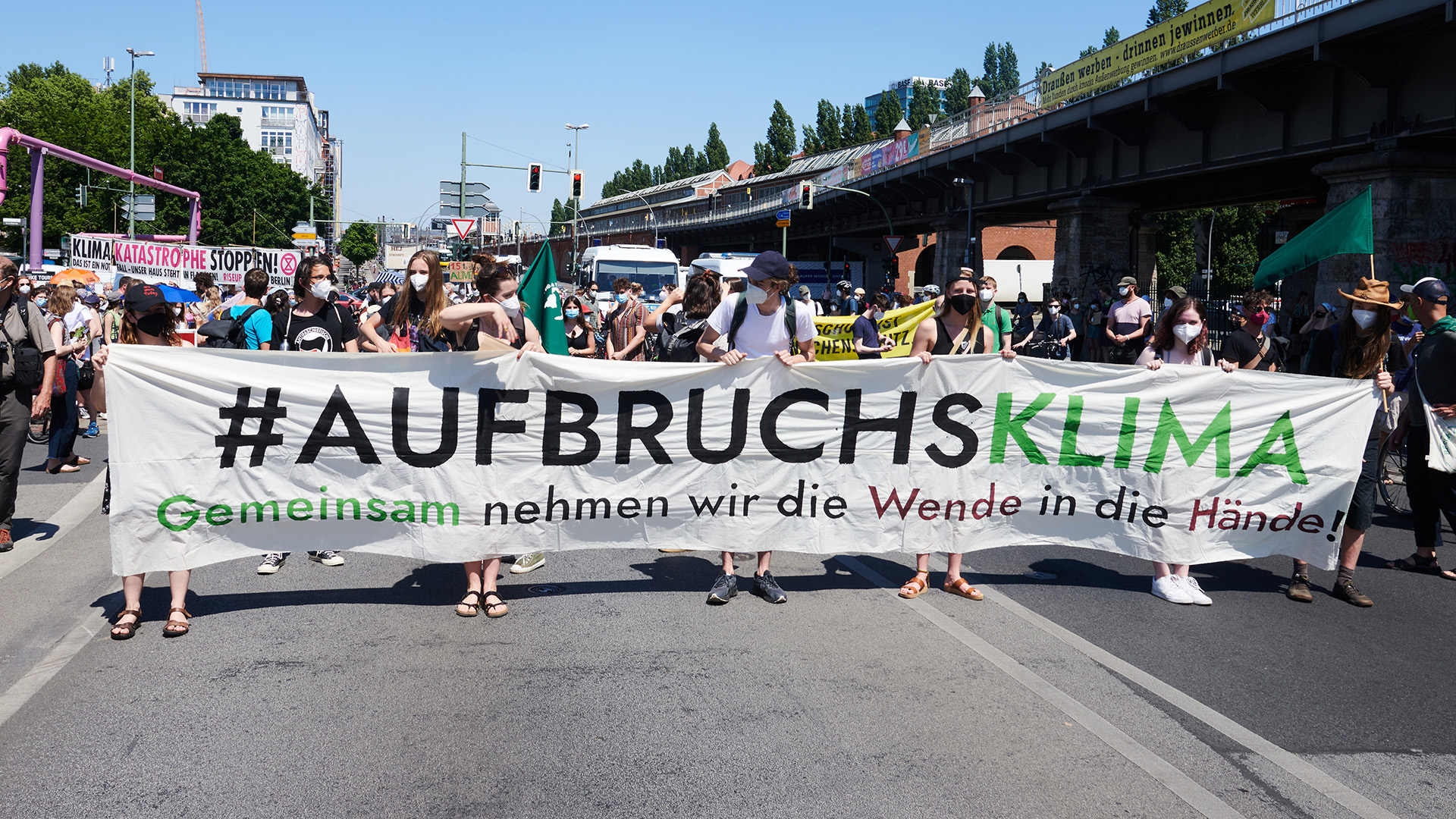 "Aufbruchsklima Gemeinsam nehmen wir die Wende in die Hände!" steht auf dem Transparent der Demonstranten, die über die Oberbaumbrücke gehen. | dpa