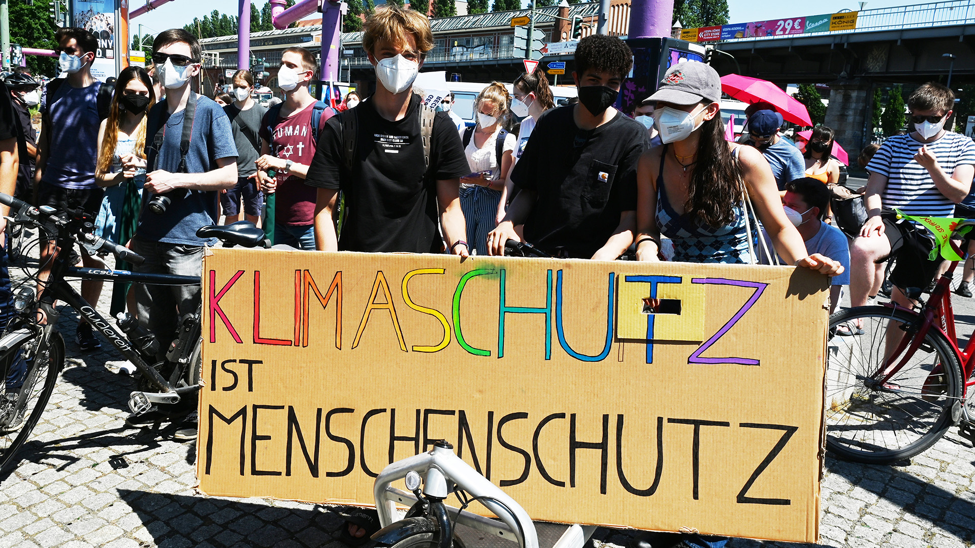 "Klimaschutz ist Menschenschutz" steht auf dem Transparent von Demonstranten vor der Oberbaumbrücke in Berlin.