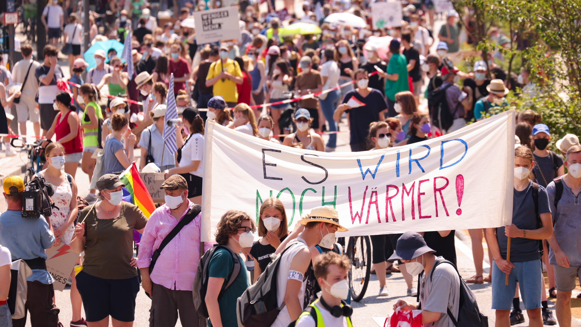 Bündnis Fridays for Future· - Anhänger demonstrieren unter dem Motto "Wieder zusammen fürs Klima!· In der Hamburger Innenstadt. | dpa