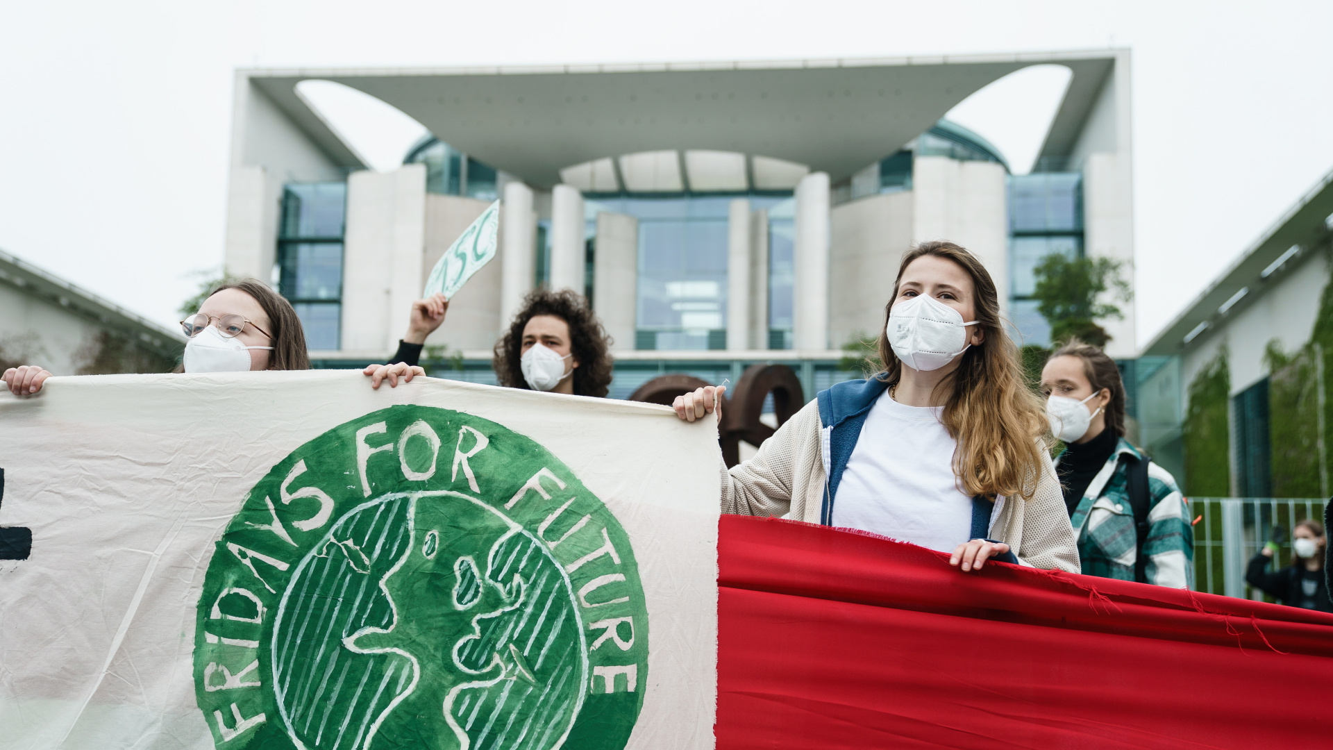 Aktivisten von Fridays for Future vor dem Bundeskanzleramt | EPA