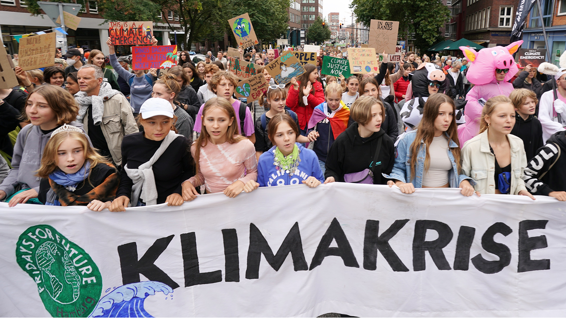 Teilnehmer und Teilnehmerinnen des globalen Klimastreiks von Fridays for Future (FFF) demonstrieren in der Innenstadt. 