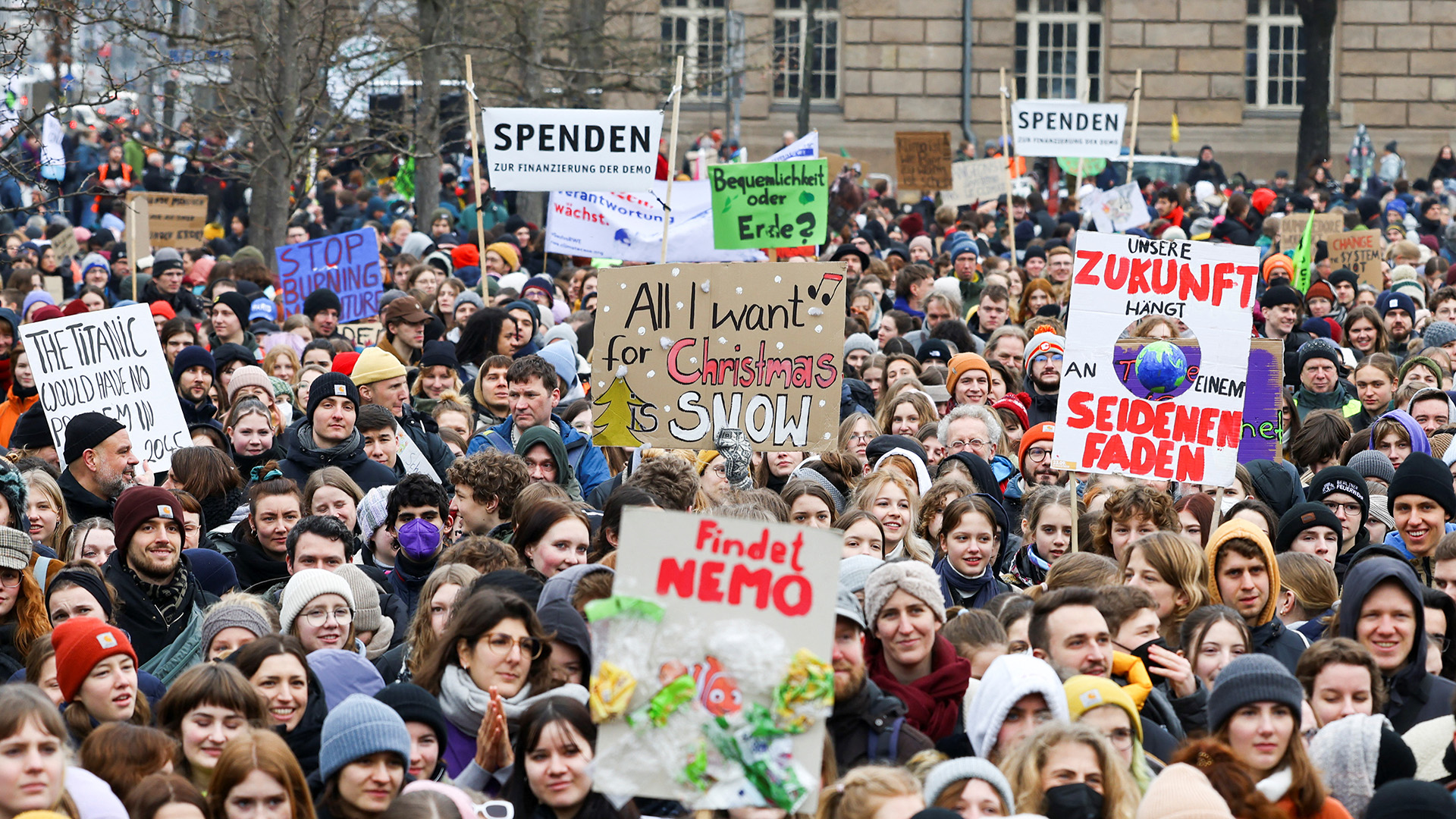 Menschen nehmen am globalen Klimastreik der Bewegung Fridays for Future in Berlin teil. | REUTERS