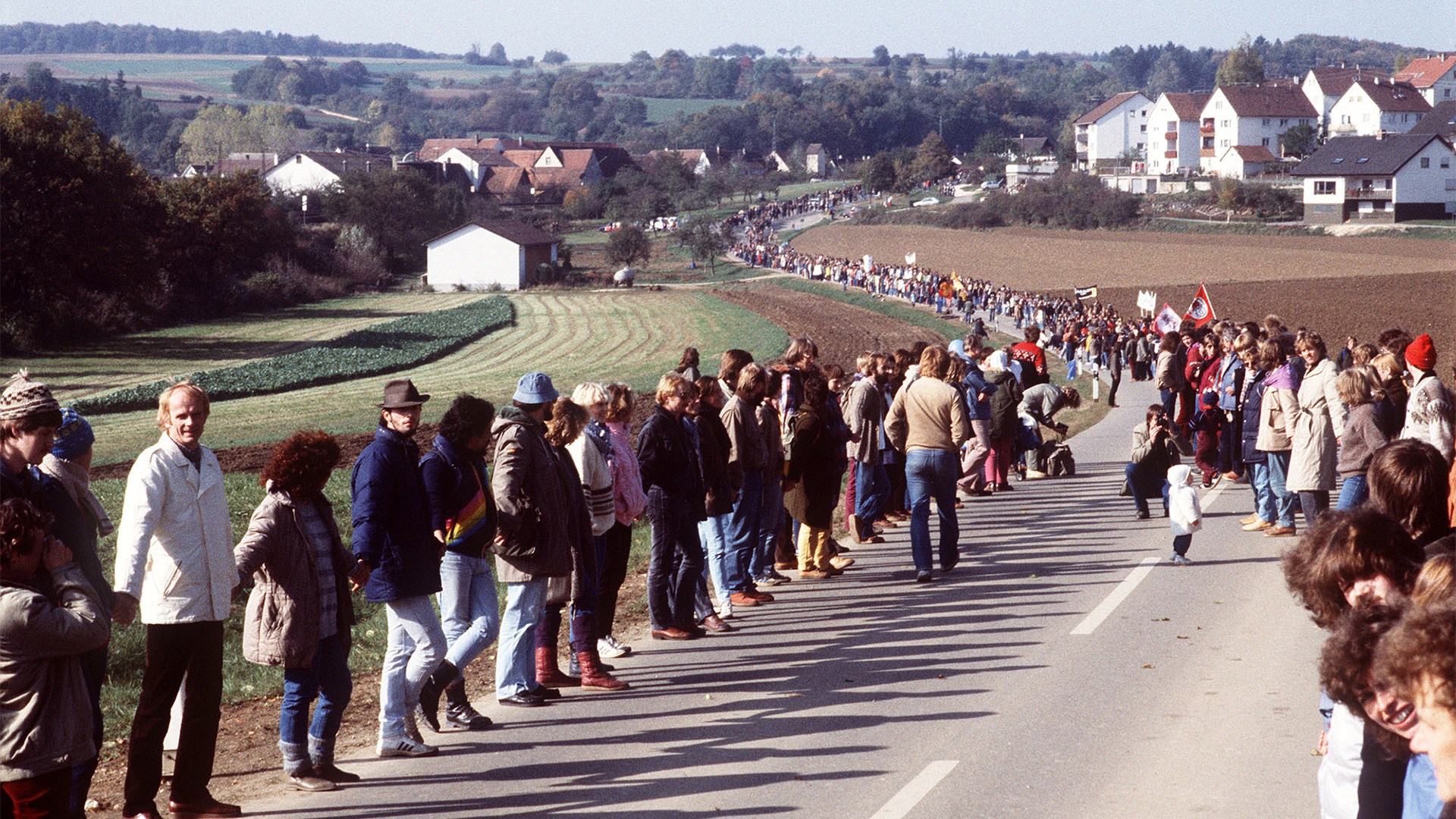 Menschenkette auf der Bundesstraße 10 zwischen Stuttgart und Neu-Ulm (22. Oktober 1983 | Bildquelle: picture alliance / AP