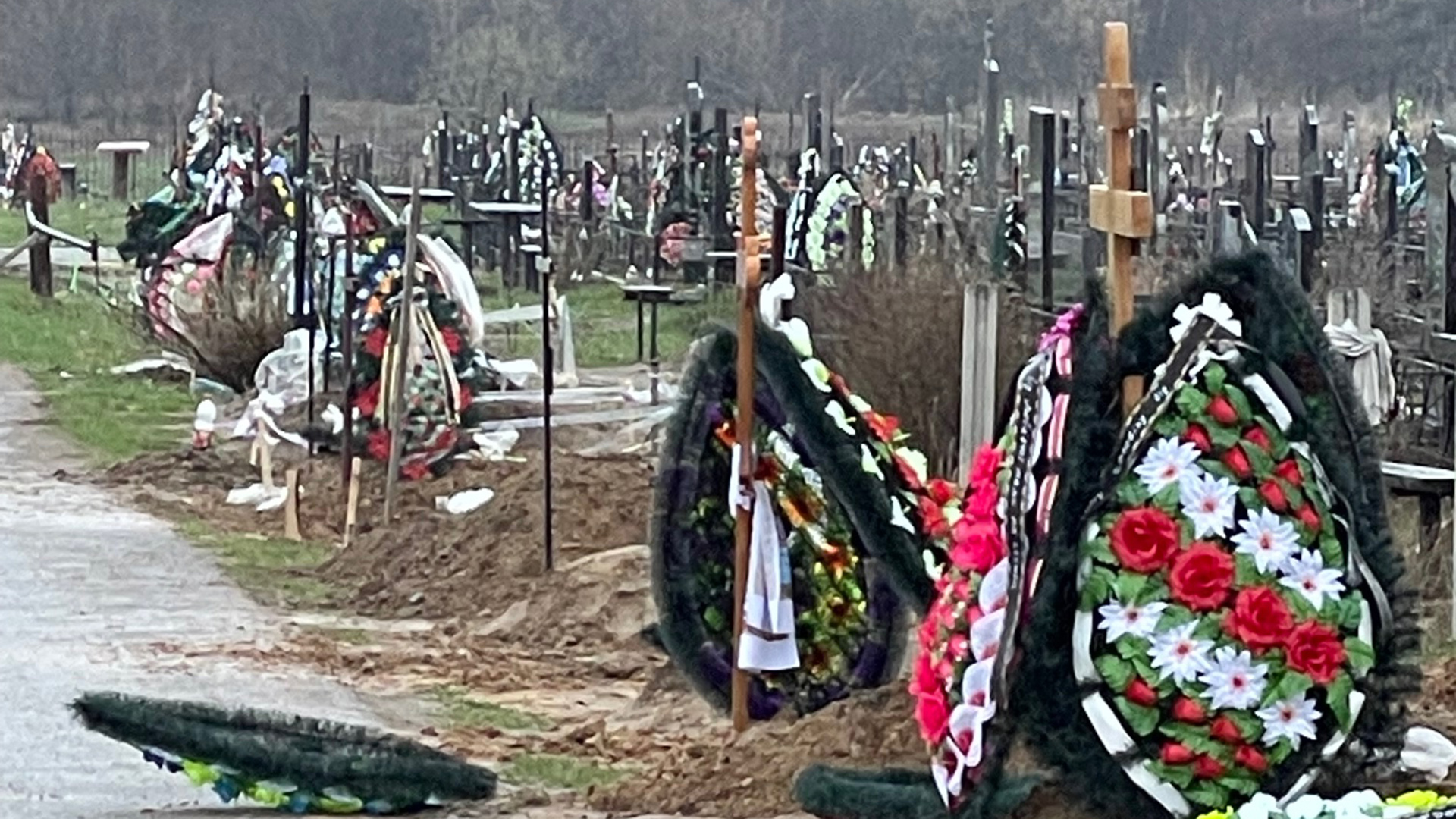 Frische Gräber auf dem Friedhof von Butscha, Ukraine. | Silke Diettrich