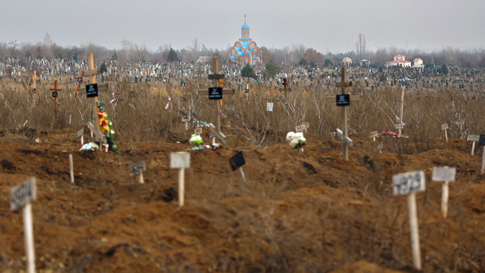 Friedhof mit frischen Gräbern in Mariupol | AP