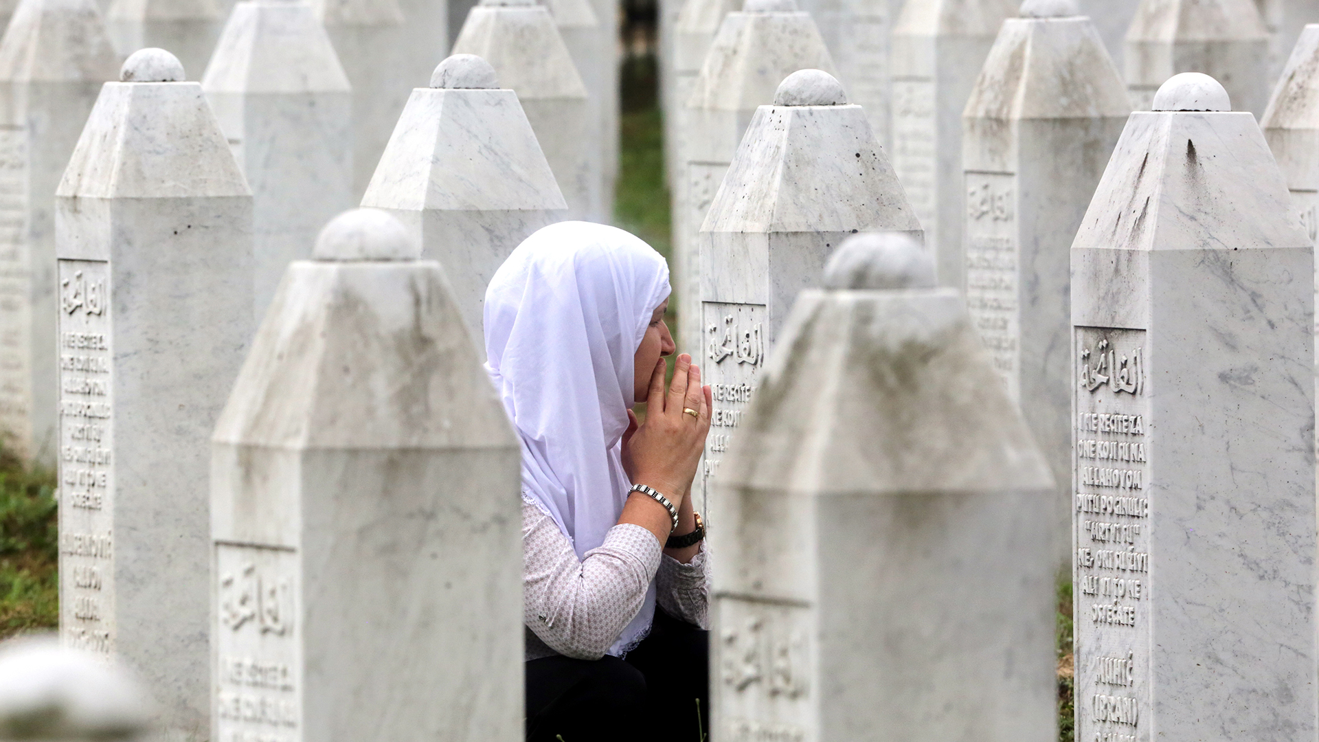 Eine bosnisch-muslimische Frau trauert auf einem Friedhof in Srebrenica (Bosnien und Herzegowina). | EPA