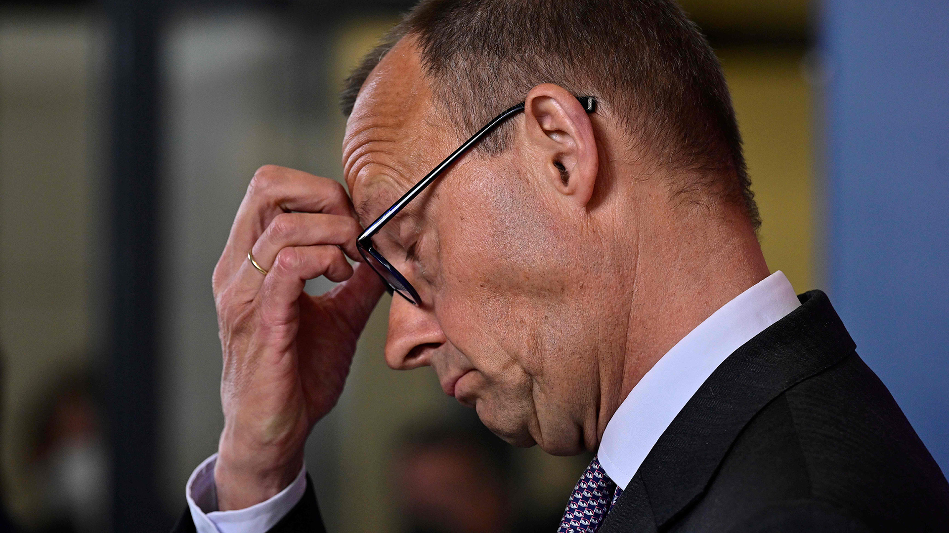 Friedrich Merz kratzt sich an der Stirn bei geschlossenen Augen | AFP
