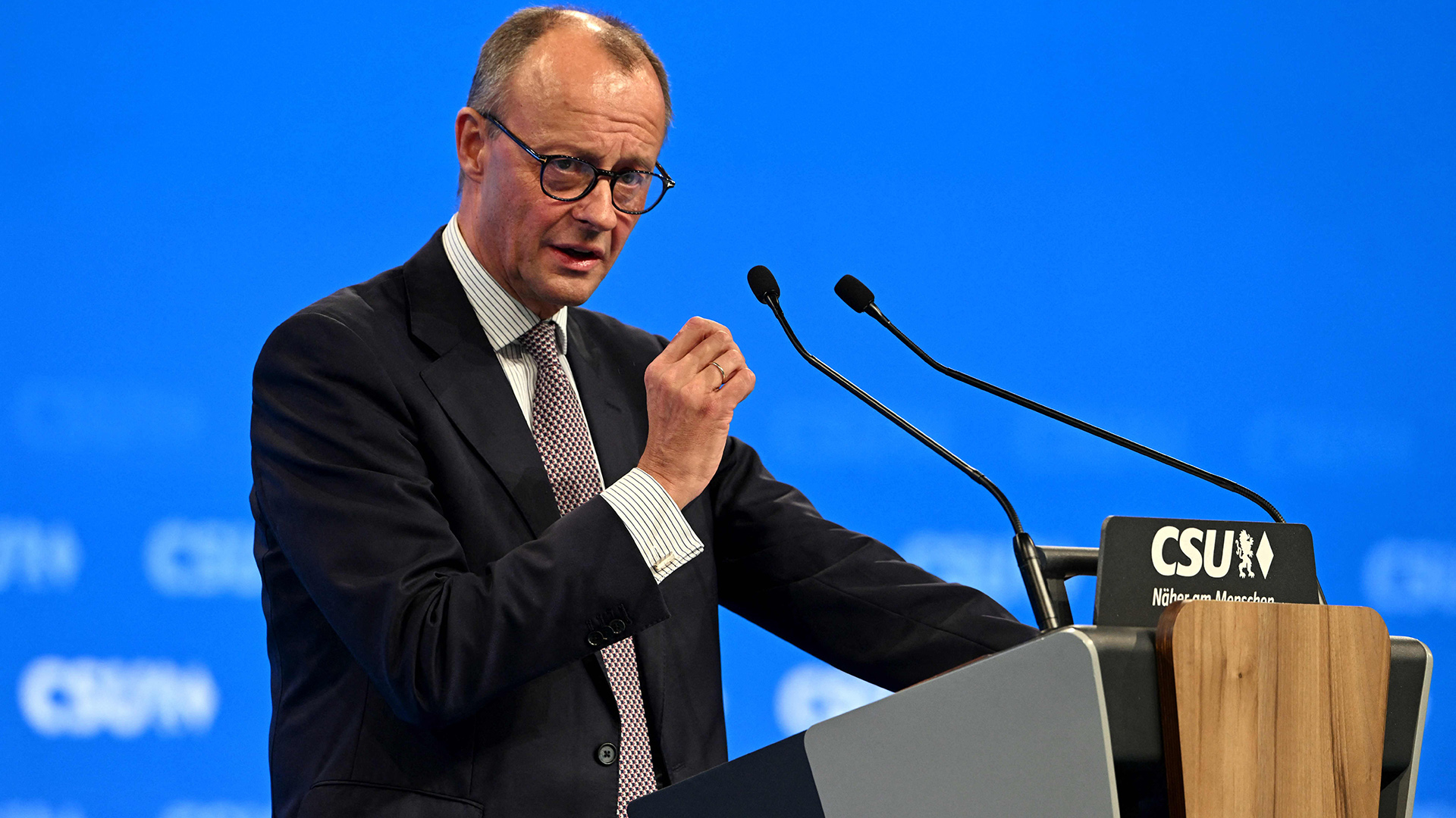 Friedrich Merz spricht auf dem CSU-Parteitag. | AFP