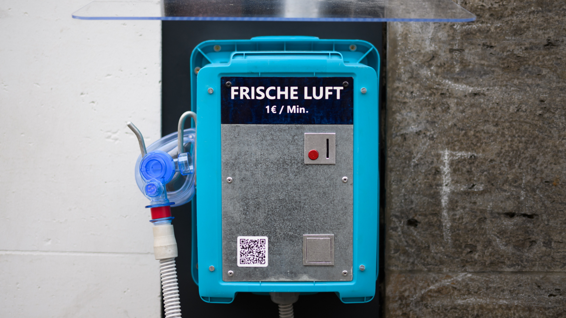 Ein Automat mit der Aufschrift "Frische Luft - 1 Euro" | dpa