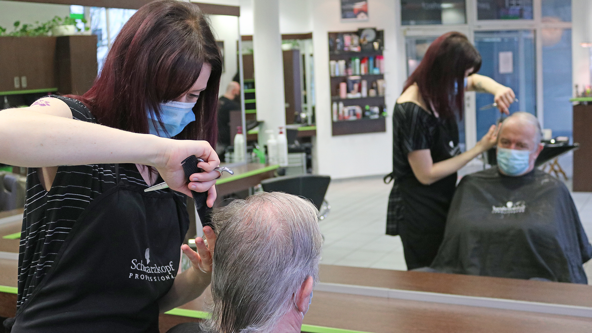 Friseurin schneidet Mann die Haare | Katharina Pritzkow/MDR