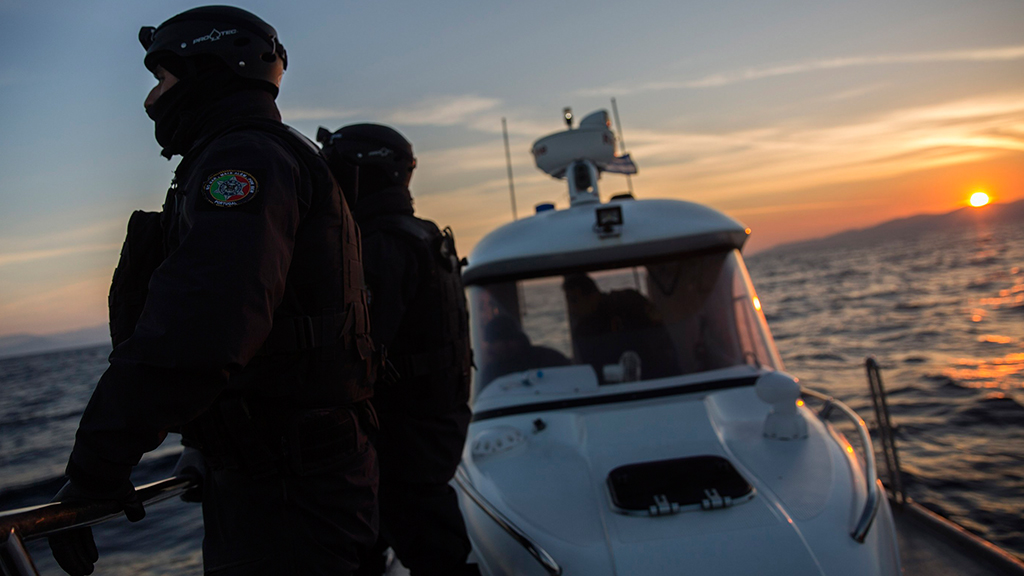 Frontex-Mitarbeiter auf einem Schiff