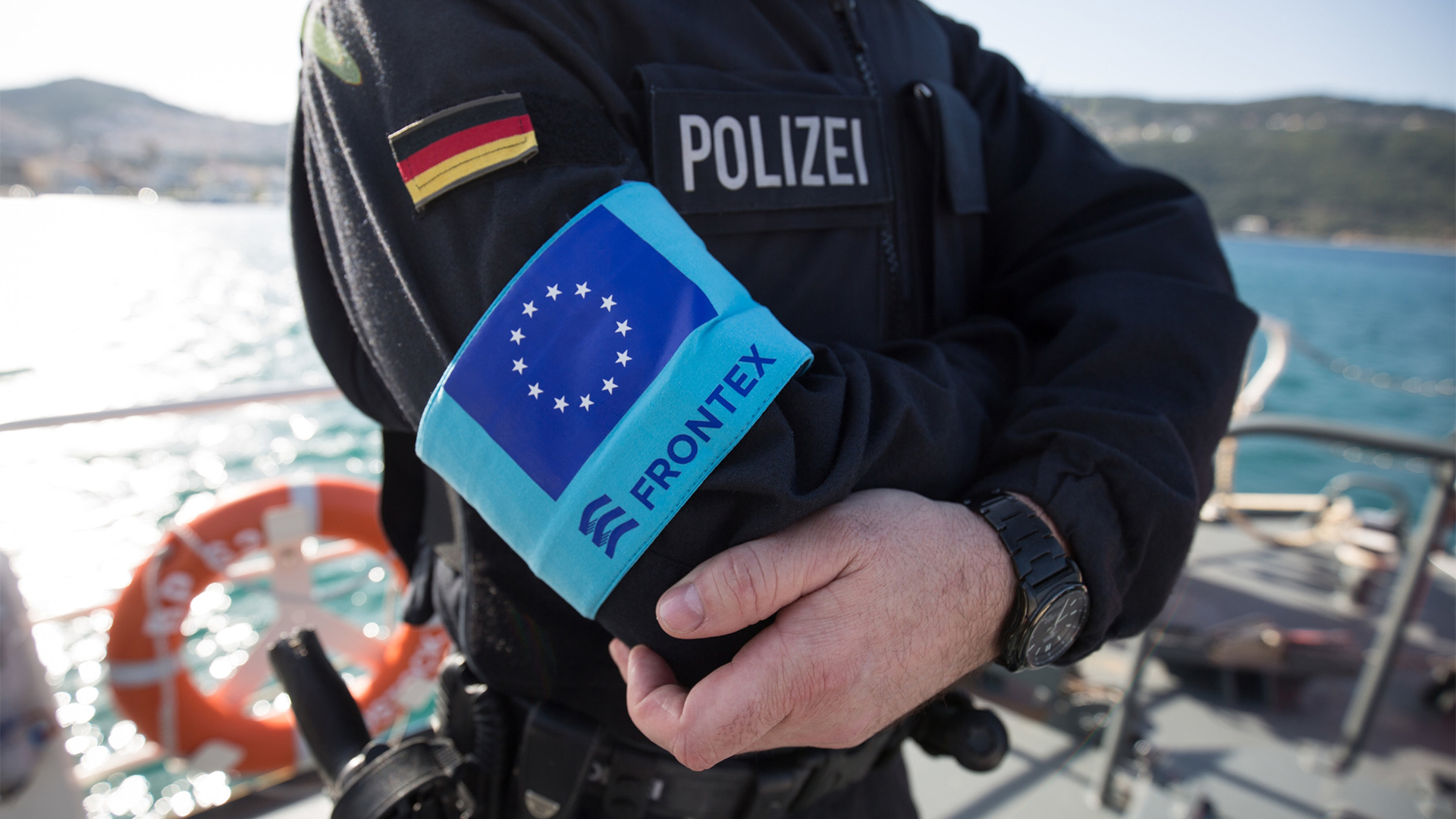 Beamter mit Frontex-Armbinde
