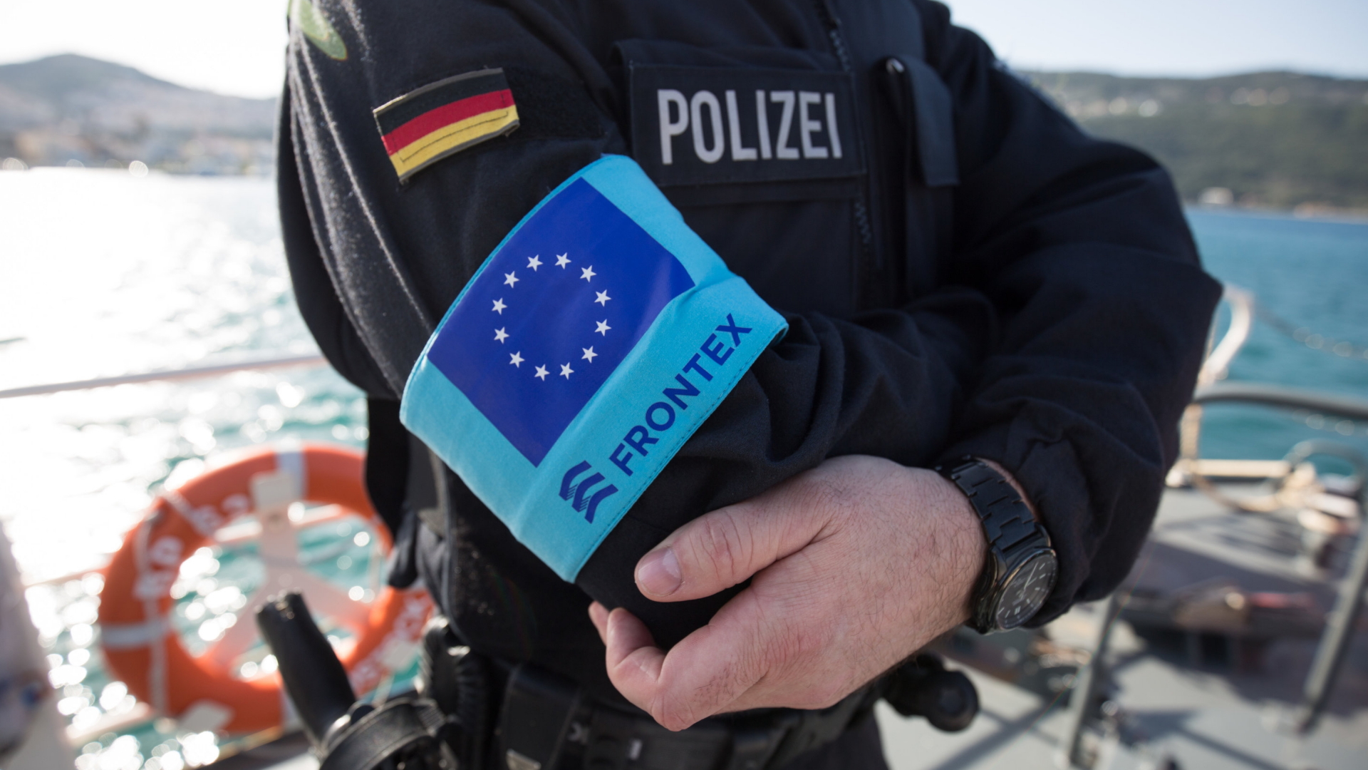 Ein Bundespolizist mit der Armbinde von Frontex