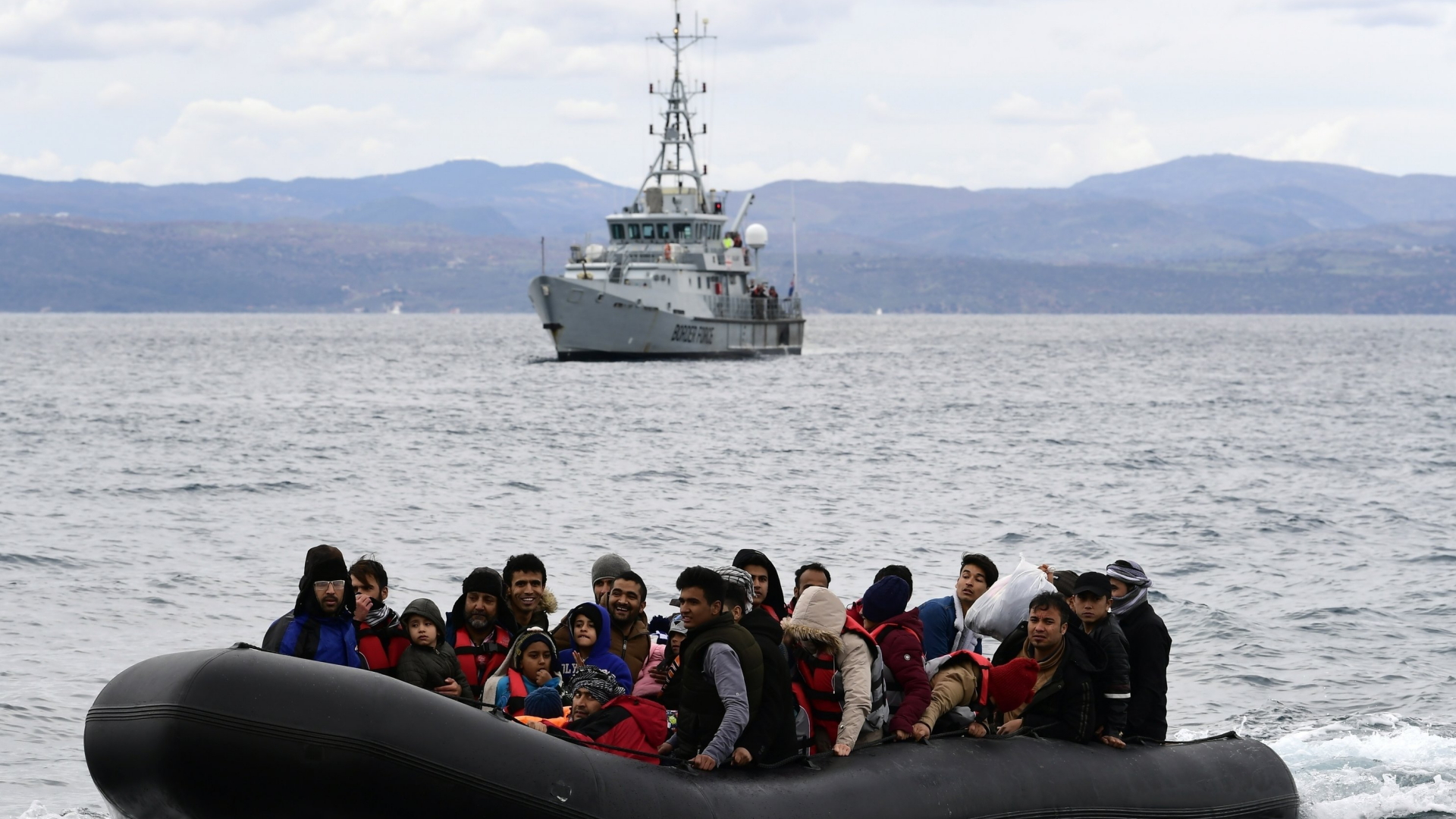 Vor der griechischen Insel Lesbos kommt ein Flüchtlingsboot an, begleitet von einem Frontex-Schiff | AP