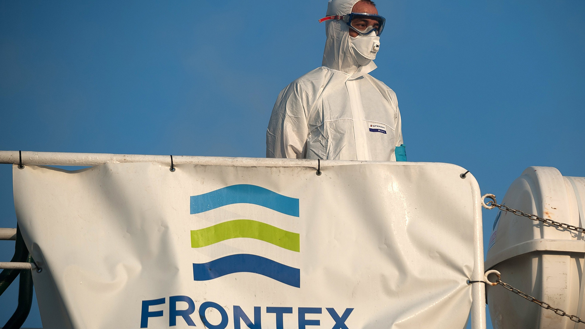 Ein Mitglied der Europäischen Agentur für die Grenz- und Küstenwache (Frontex) steht auf einem Patrouillenboot am Hafen von Malaga, Archivbild. | dpa