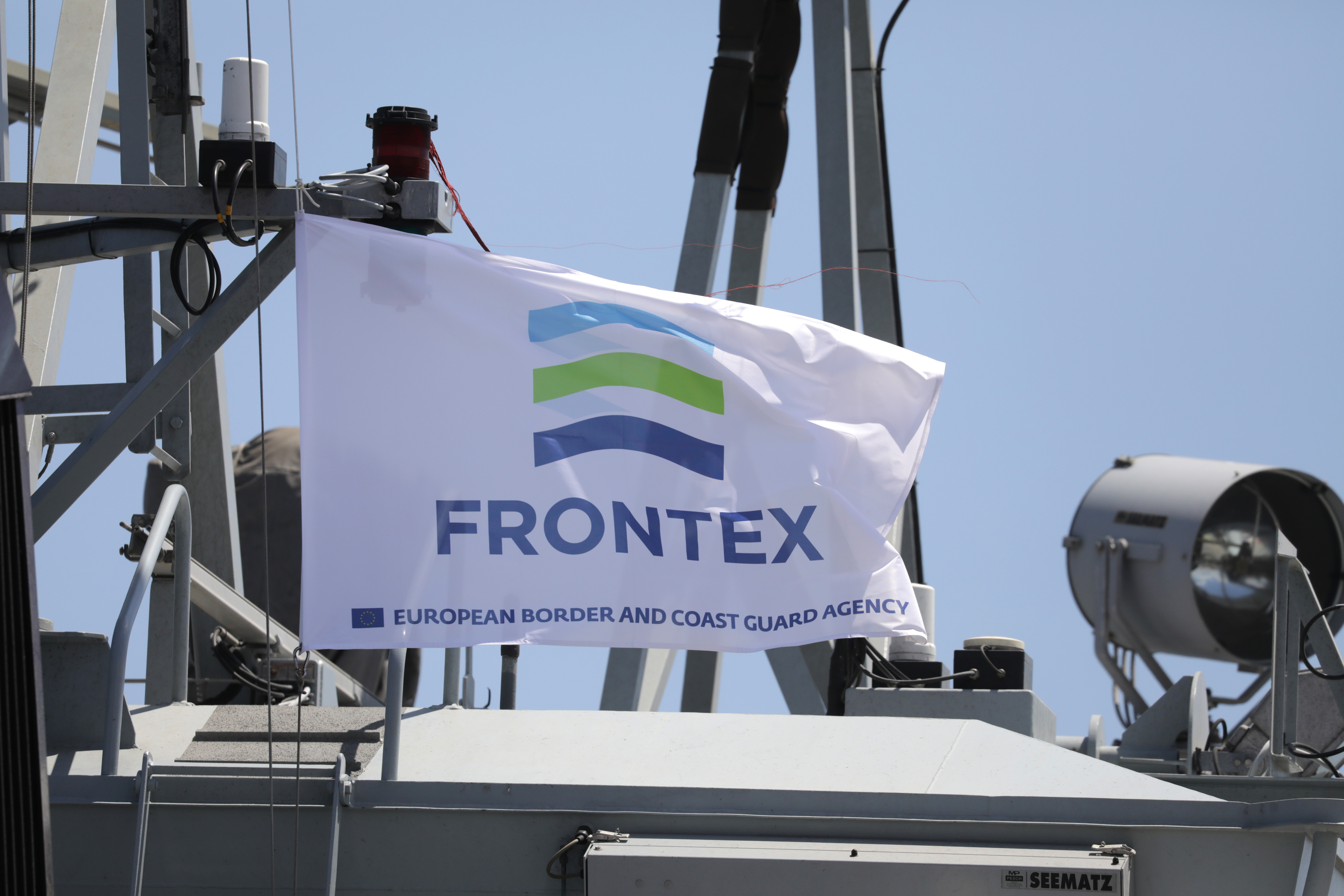 Eine Fahne der Europäischen Agentur für die Grenz- und Küstenwache Frontex weht auf einem italienischen Militärschiff. | picture alliance / Kay Nietfeld/dpa