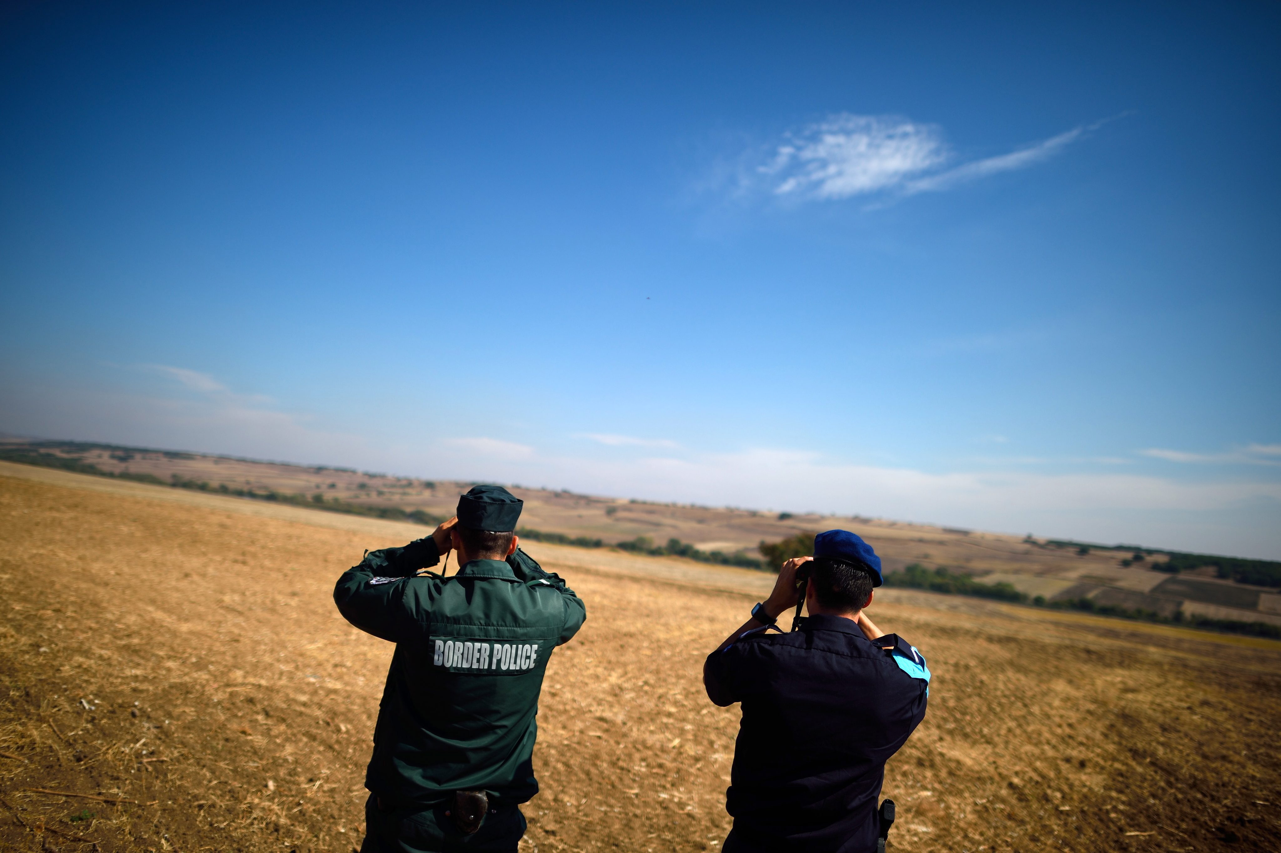 Zwei Beamte der europäischen Grenzschutzagentur Frontex aus Bulgarien und den Niederlanden beobachten mit Ferngläsern die bulgarisch-türkische Grenze. | picture alliance/dpa/epa