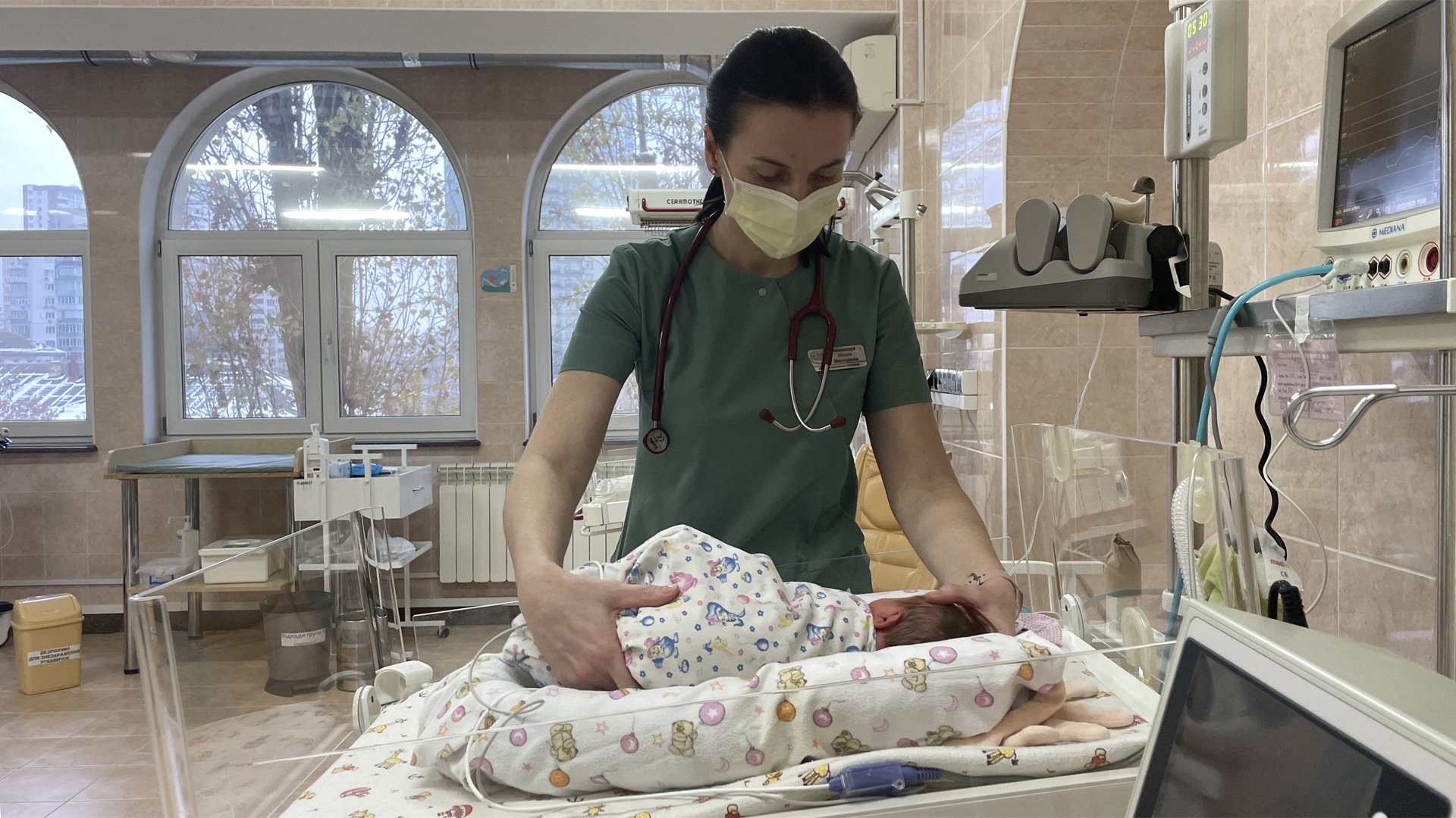 Ärztin Olga Kowaltschuk auf der Frühchen-Station am Bett eines Mädchens das mit 33 Wochen auf die Welt kam. | Andrea Beer