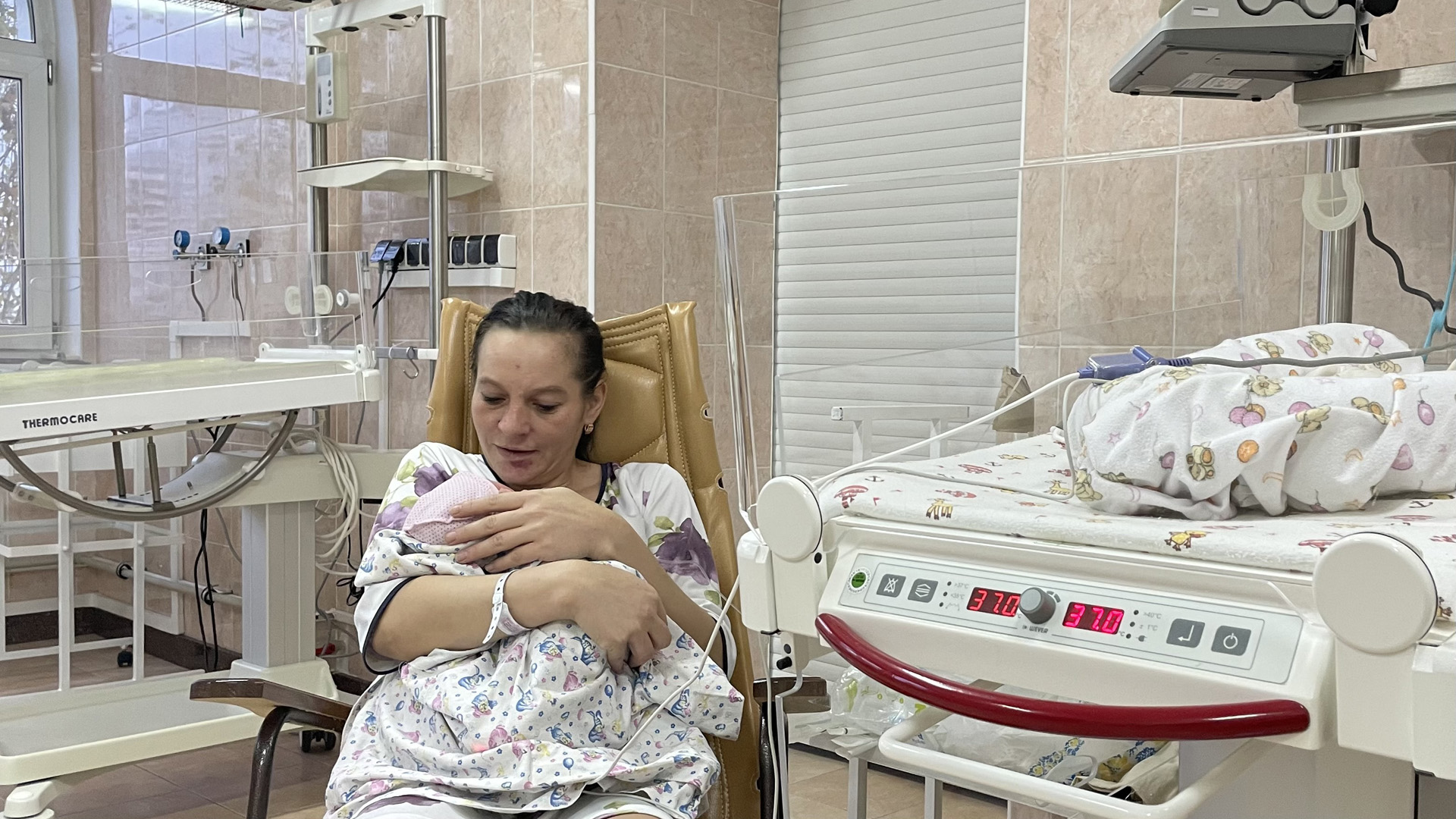 Mutter und Kind auf der Frühchen-Station der Geburtsklinik Nummer 2 in Kiew. | Andrea Beer
