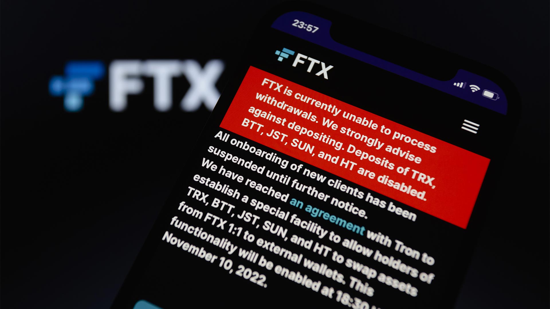 Warnung der FTX auf einem Smartphone-Display | picture alliance / ZUMAPRESS.com