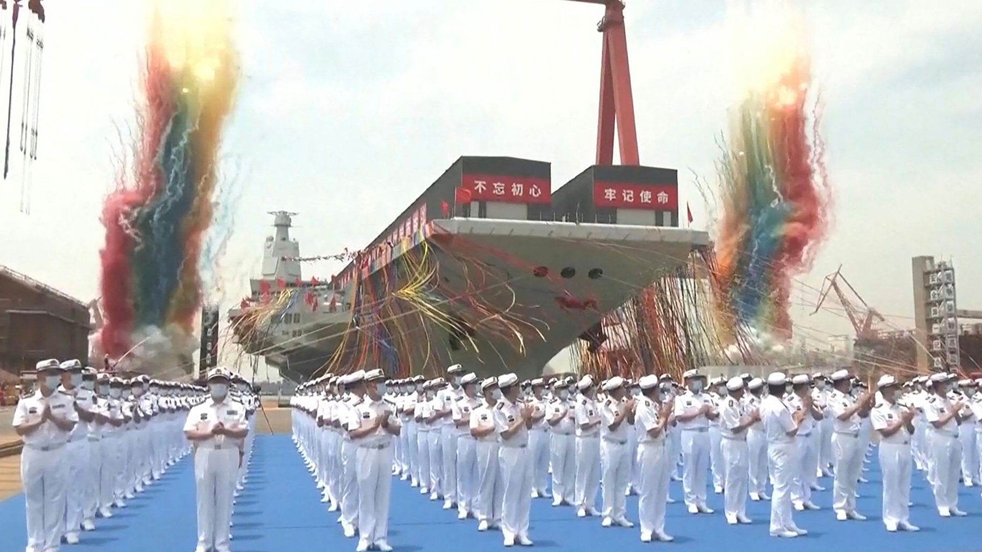 Vor dem Schiff "Fujian" stehen Matrosen in weissen Uniformen in mehreren geraden Reihen. | AFP