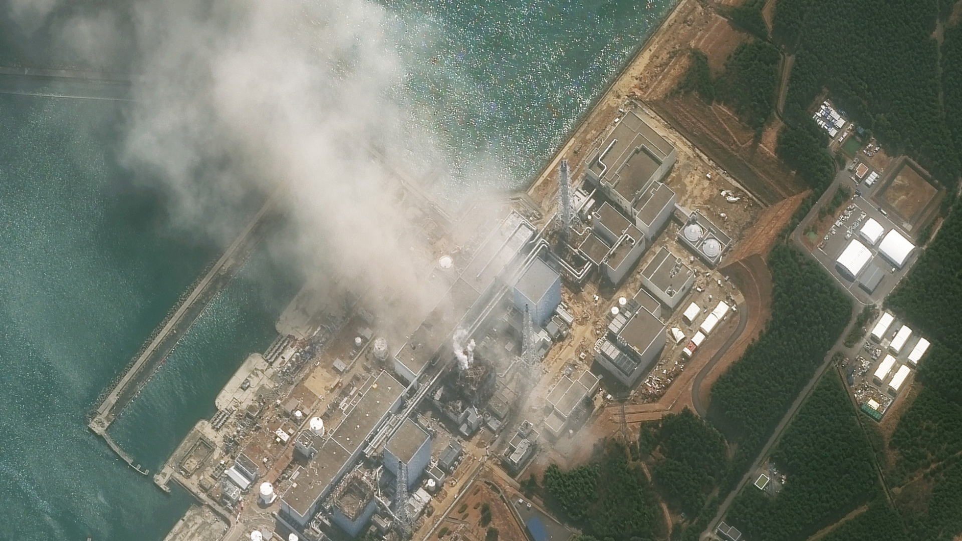 Satelittenaufnahme des brennenden Reaktors von Fukushima im März 2011