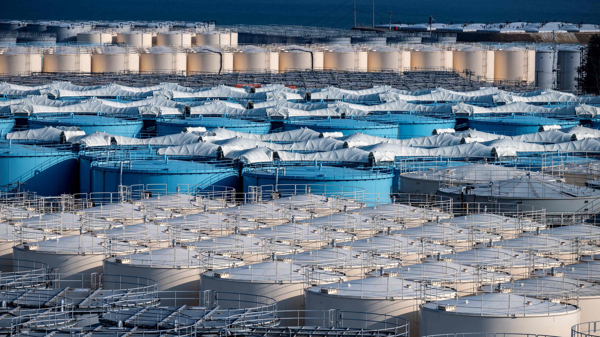 Tanks mit kontaminisertem Wasser auf dem Gelände des ehemaligen AKW Fukushima | AFP