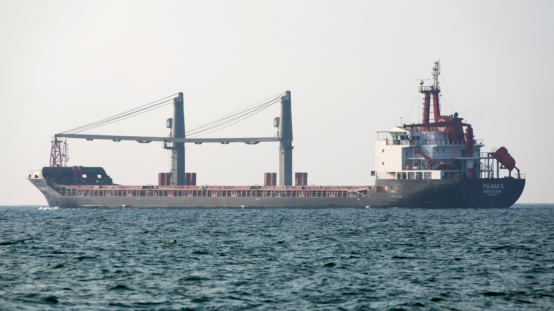 Der Schiffsträger "Fulmar S" mit 12.000 Tonnen Mais macht sich auf den Weg vom Hafen in Odessa. | AP