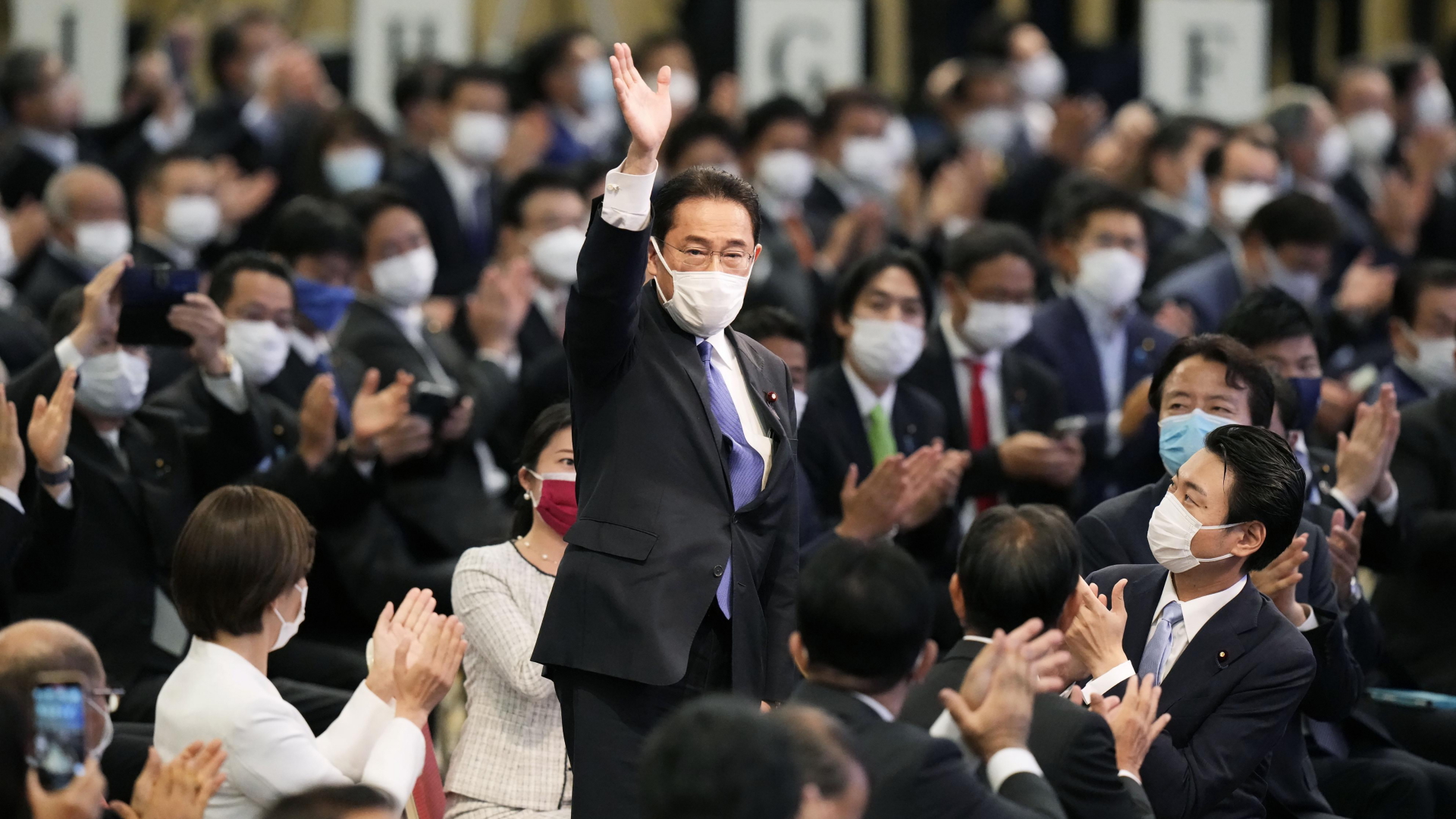 Fumio Kishida steht auf einer Kundgebung zwischen seinen Unterstützern. | dpa