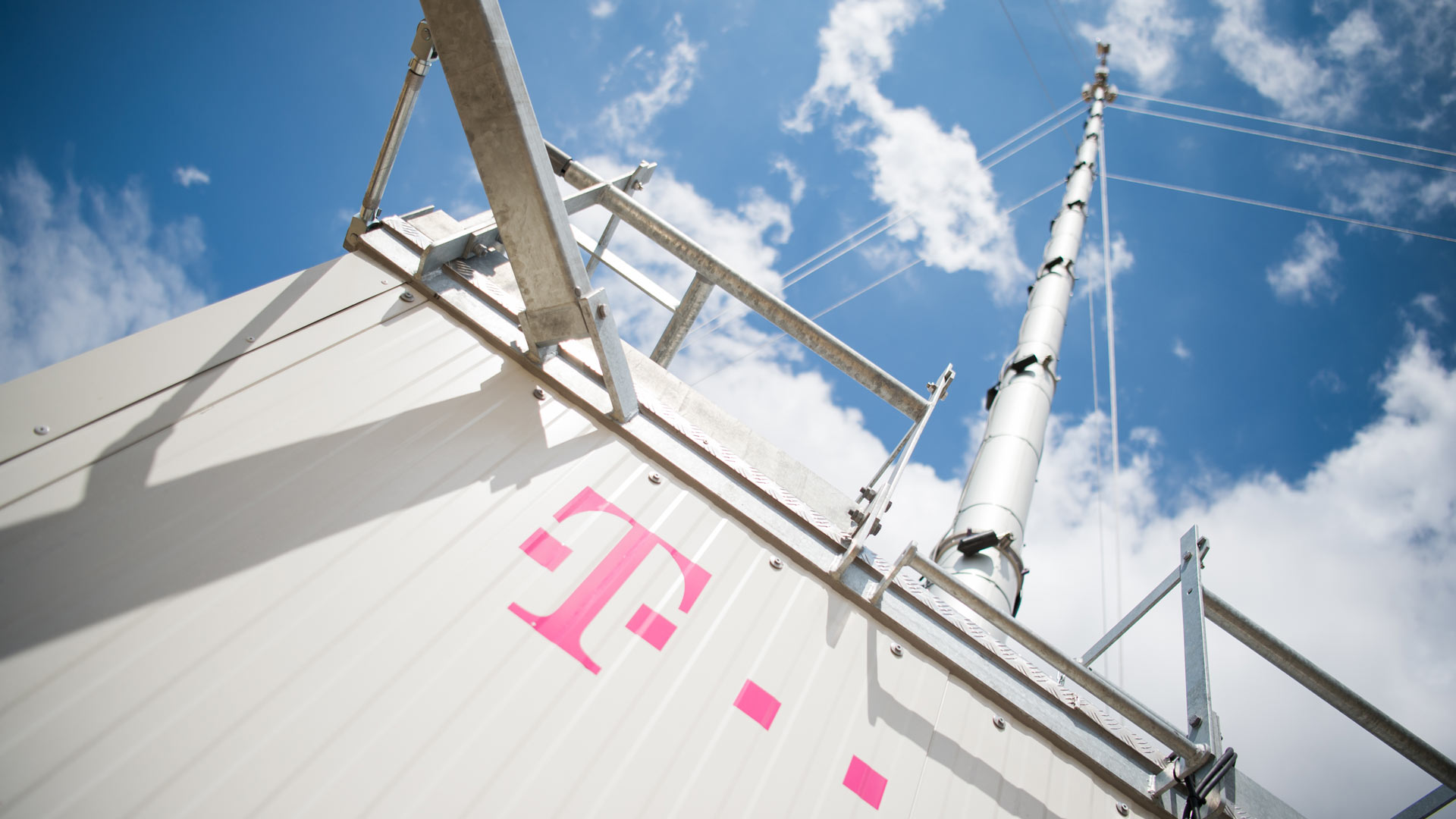 Ein mobiler Funkmast der Deutschen Telekom steht auf einem Hügel in Kleßen-Görne. | picture alliance/dpa