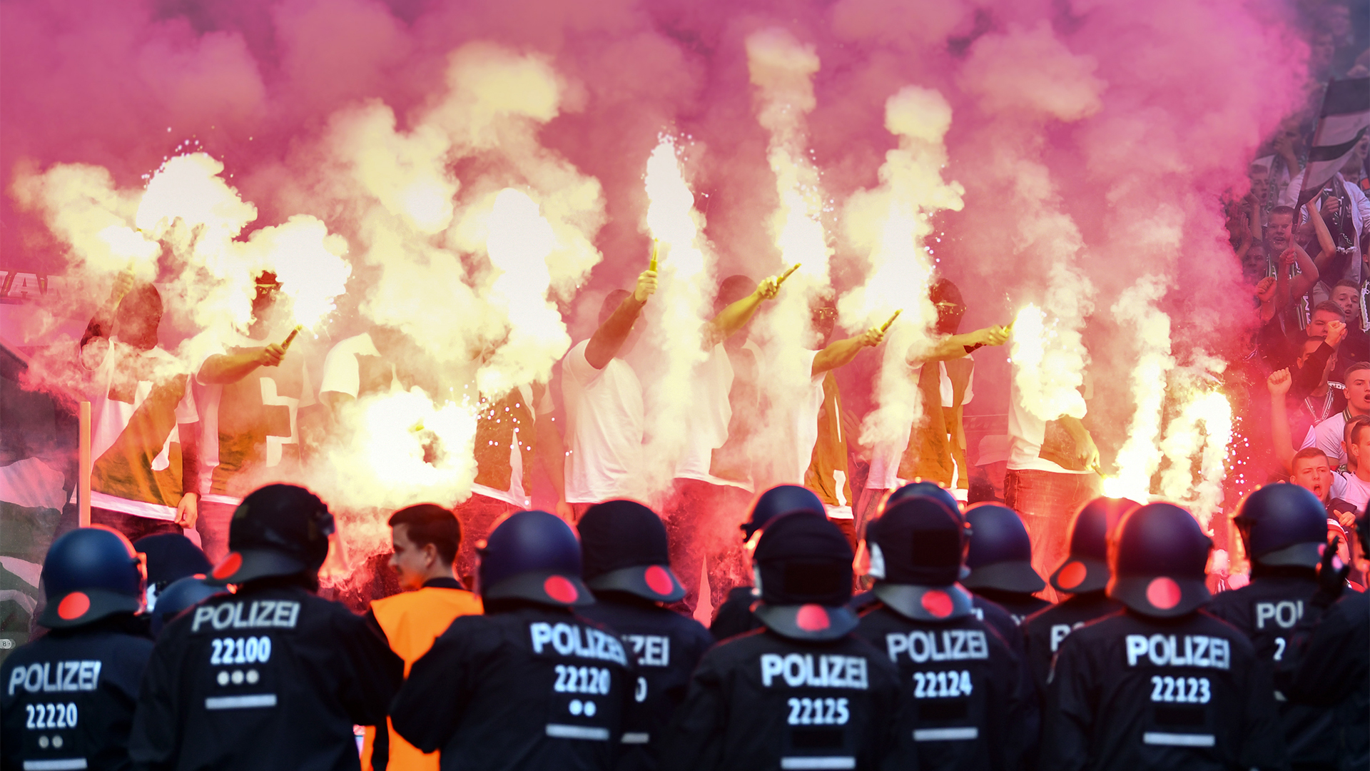Werder-Fans haben Pyrotechnik gezündet.