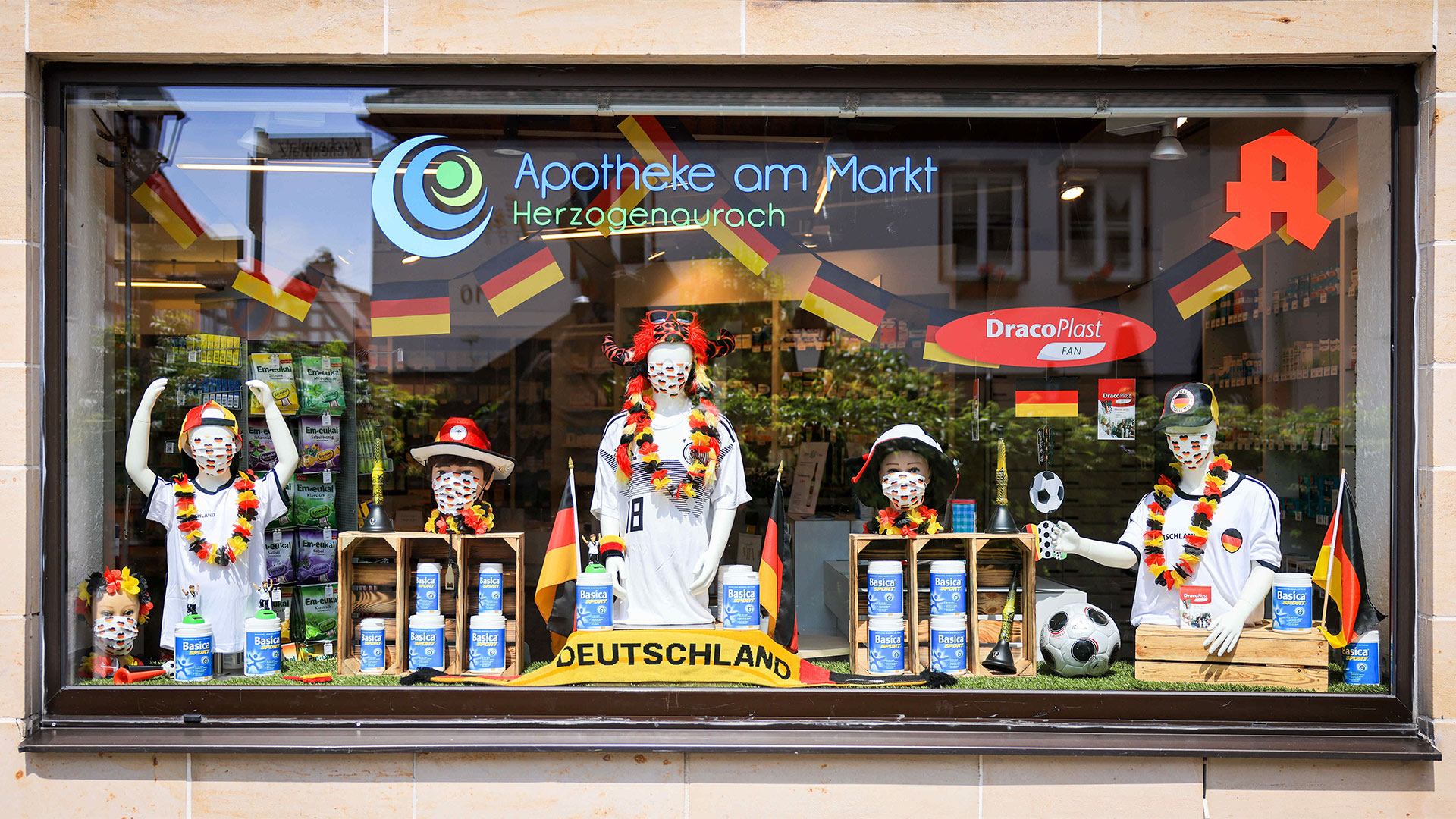 Deutschland Fan Dekoration im Schaufenster einer Herzogenauracher Apotheke, zur Fußball Europameisterschaft | picture alliance/dpa