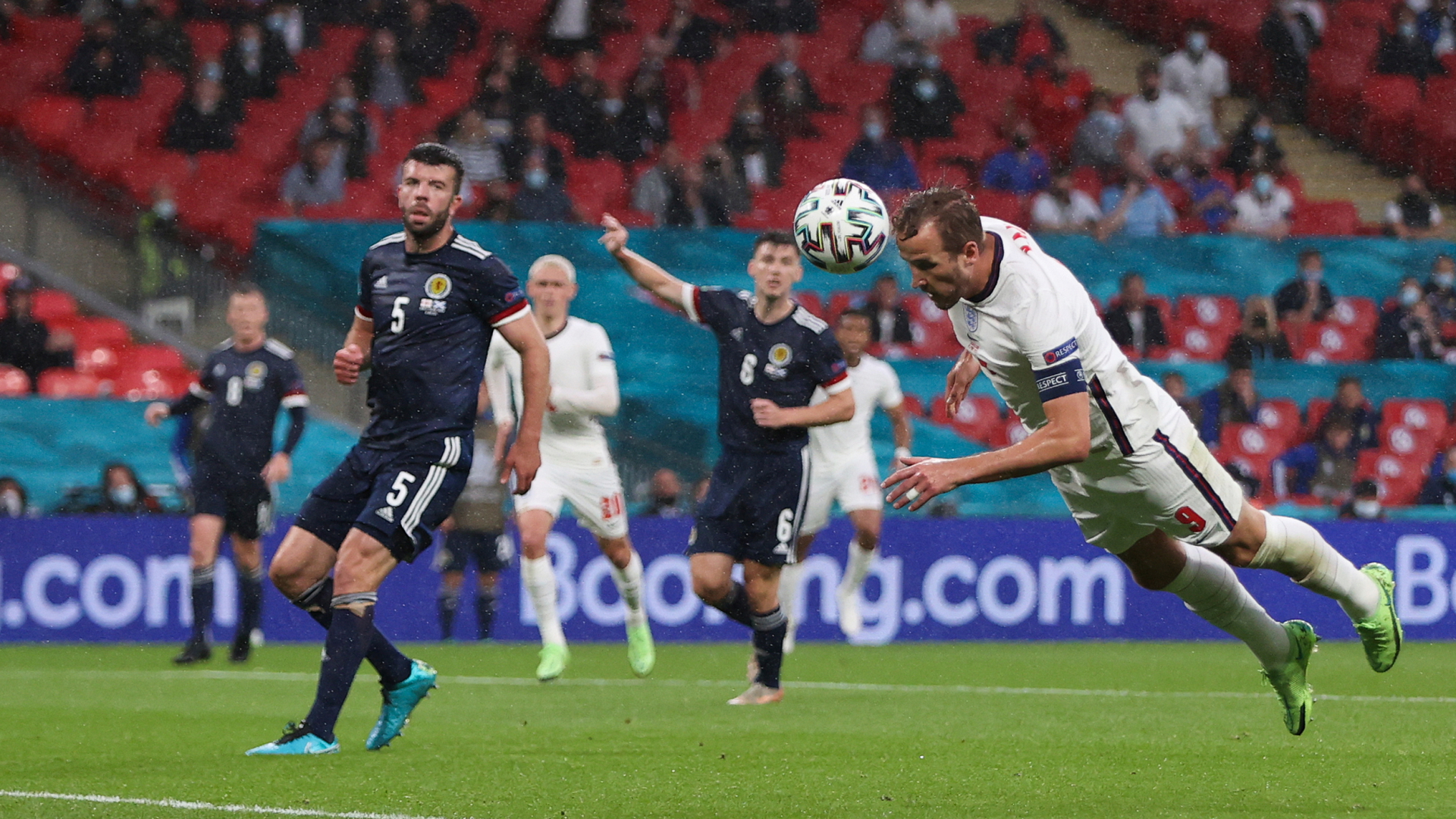 Harry Kane aus England köpft den Ball beim Spiel der Fußball-EM gegen Schottland. | dpa