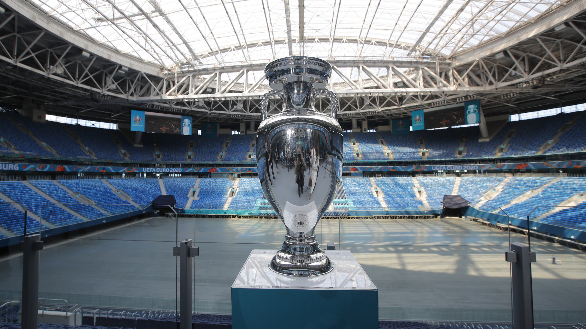 Der Henri-Delaunay-Pokal für die Gewinner der Fußball-Europameisterschaft steht auf einem Podium im Sankt-Petersburg-Stadion, während der offiziellen Tour des Pokals (Archivbild). | dpa