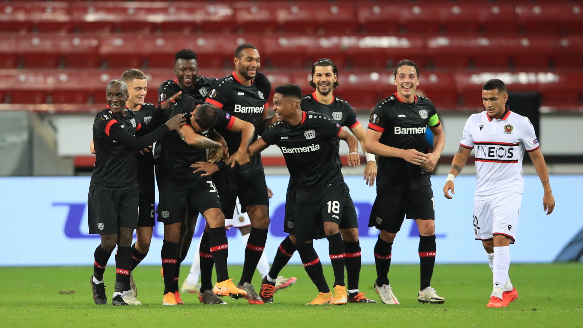 Spieler von Bayer Leverkusen freuen sich nach dem Sieg gegen den OGC Nizza in der Europa League. | Bildquelle: dpa