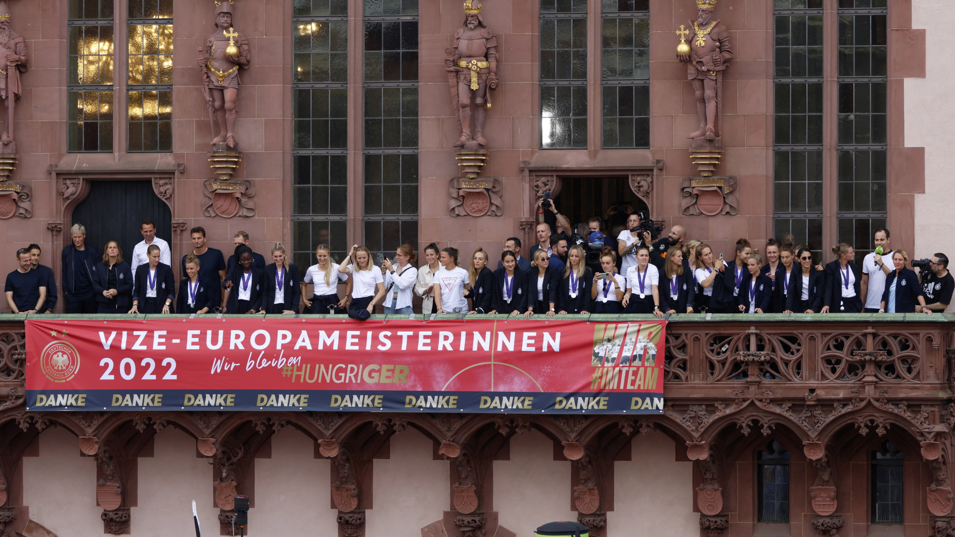 Die deutschen Fußballerinnen feiern auf dem Balkon des Frankfurter Römer ihren zweiten Platz in der Europameisterschaft in England. | REUTERS