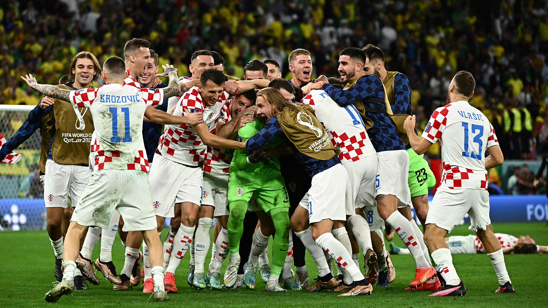 Die Fußballnationalmannschaft Kroatiens freut sich über ihren Sieg gegen Brasilien. | AFP