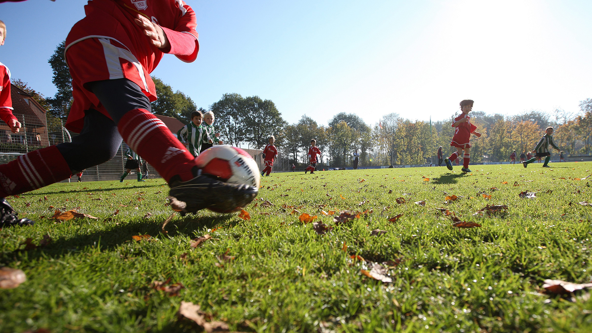 Kinder spielen Fußball auf einem Sportplatz. | picture alliance / augenklick/fi