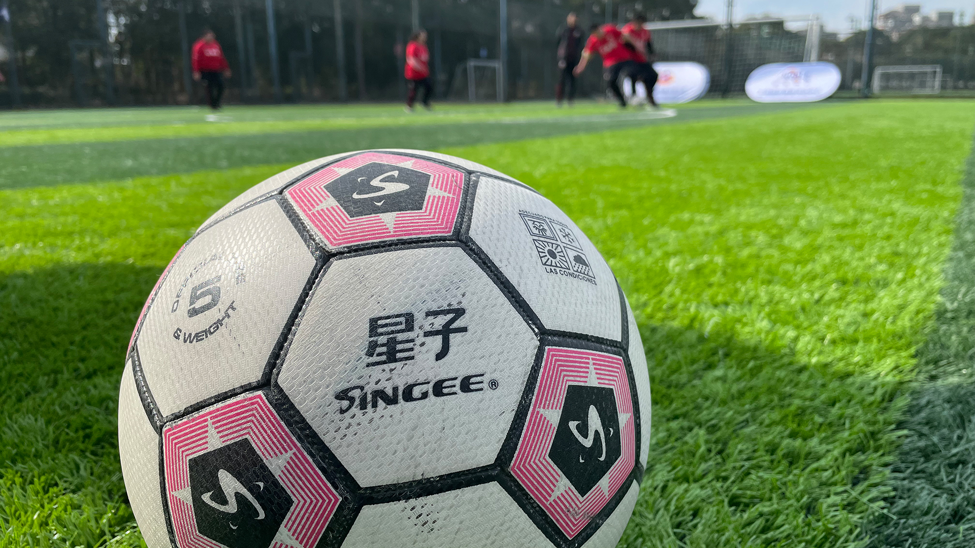 Menschen mit Behinderung spielen Fußball auf einem Fußballplatz mit Kunstrasen in Shanghai. | ARD-Studio Shanghai